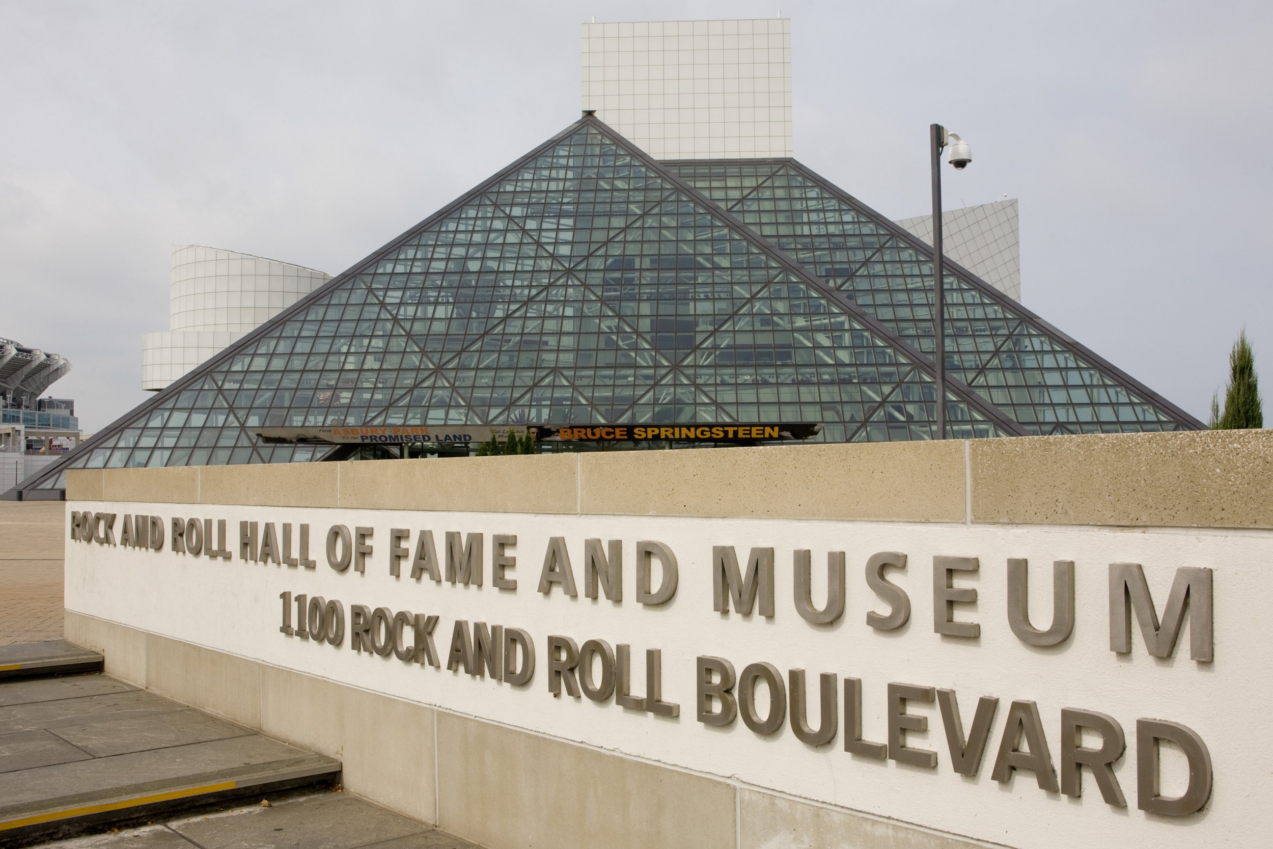 Rock and Roll Hall of Fame, Pop rap debate, Pat Benatar, Dave Matthews Band, 2500x1670 HD Desktop