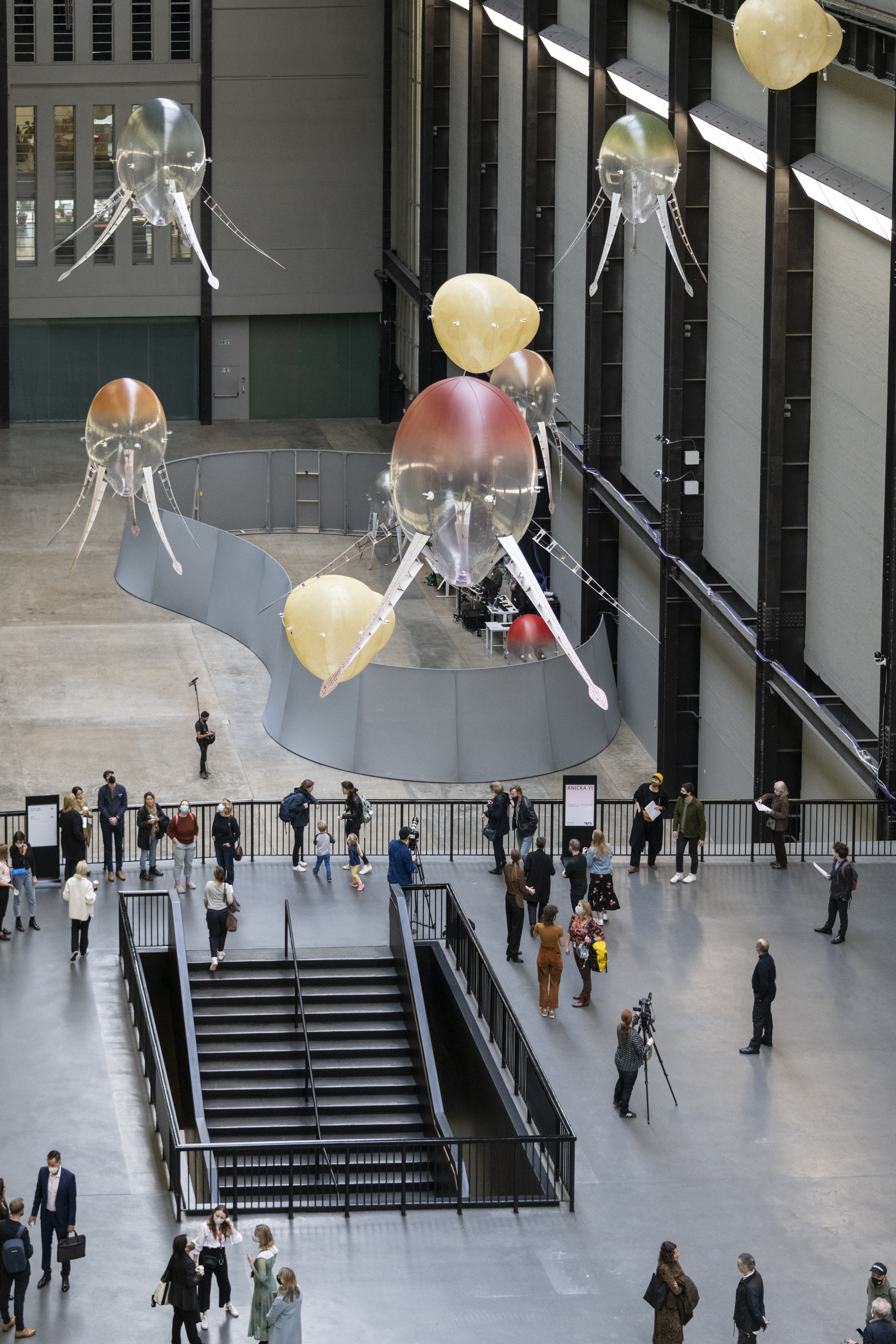 Die Ausstellung von Anicka Yi in der Turbinenhalle der Tate Modern, 2000x3000 HD Handy