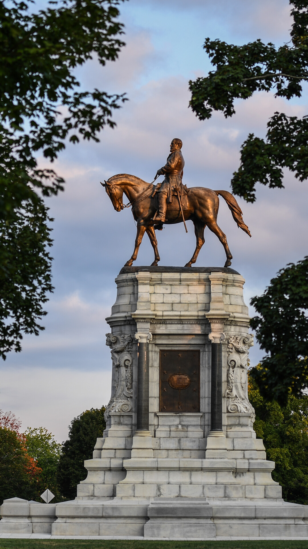 General Lee (Robert Edward): A prominent statue of Gen. Robert E. Lee, The state capital of Richmond, Monument Avenue. 1080x1920 Full HD Wallpaper.