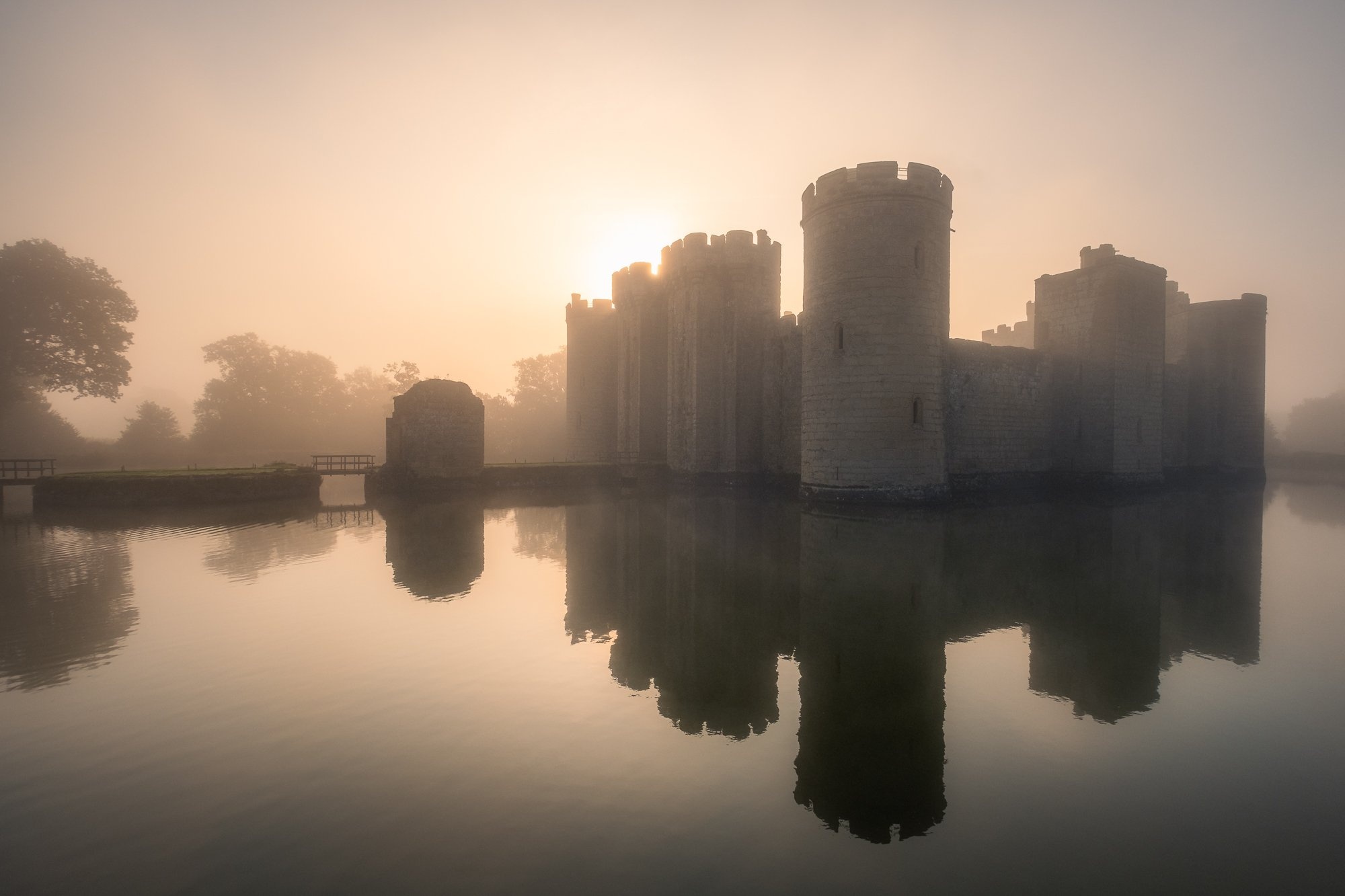 Misty sunrise, Trevor Sherwin photography, Bodiam Castle, Travel, 2000x1340 HD Desktop