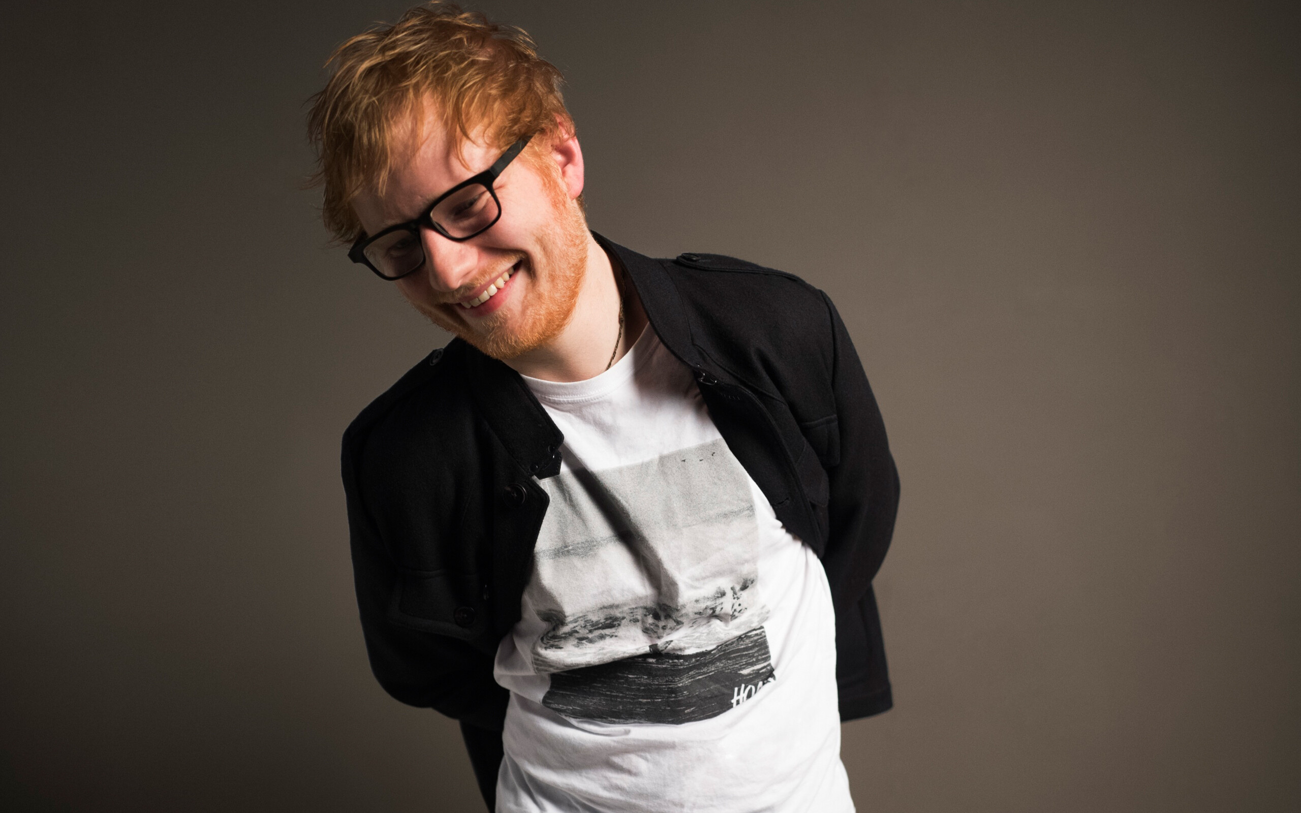 Ed Sheeran: "Sing" was released by Asylum Records UK on 7 April 2014. 2560x1600 HD Background.