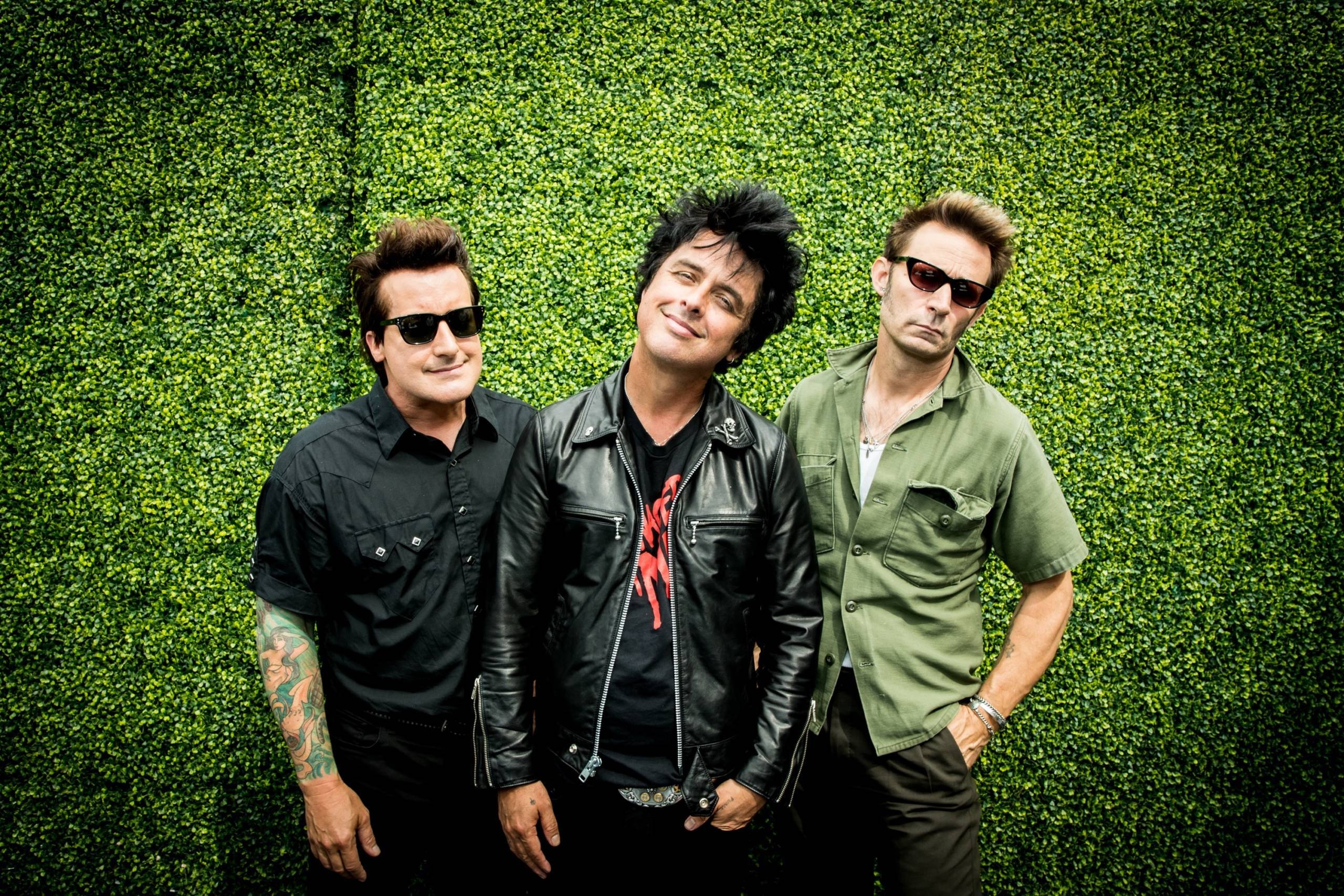 Green Day (Band): The debut studio album, 39/Smooth, was released on April 13, 1990. 2560x1710 HD Background.