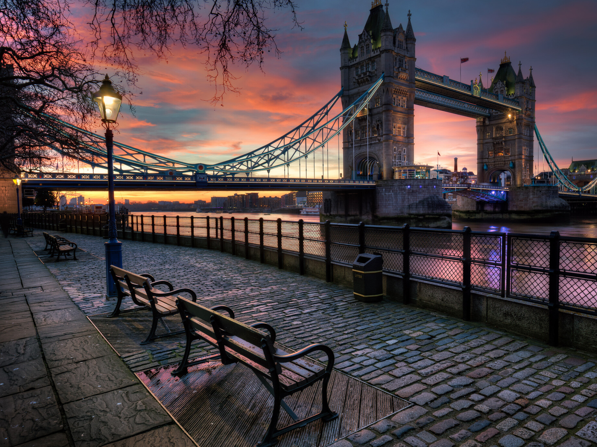 United Kingdom: London Bridge, Scotland, ruled from London since 1603, formally was joined with England and Wales in 1707. 2050x1540 HD Background.