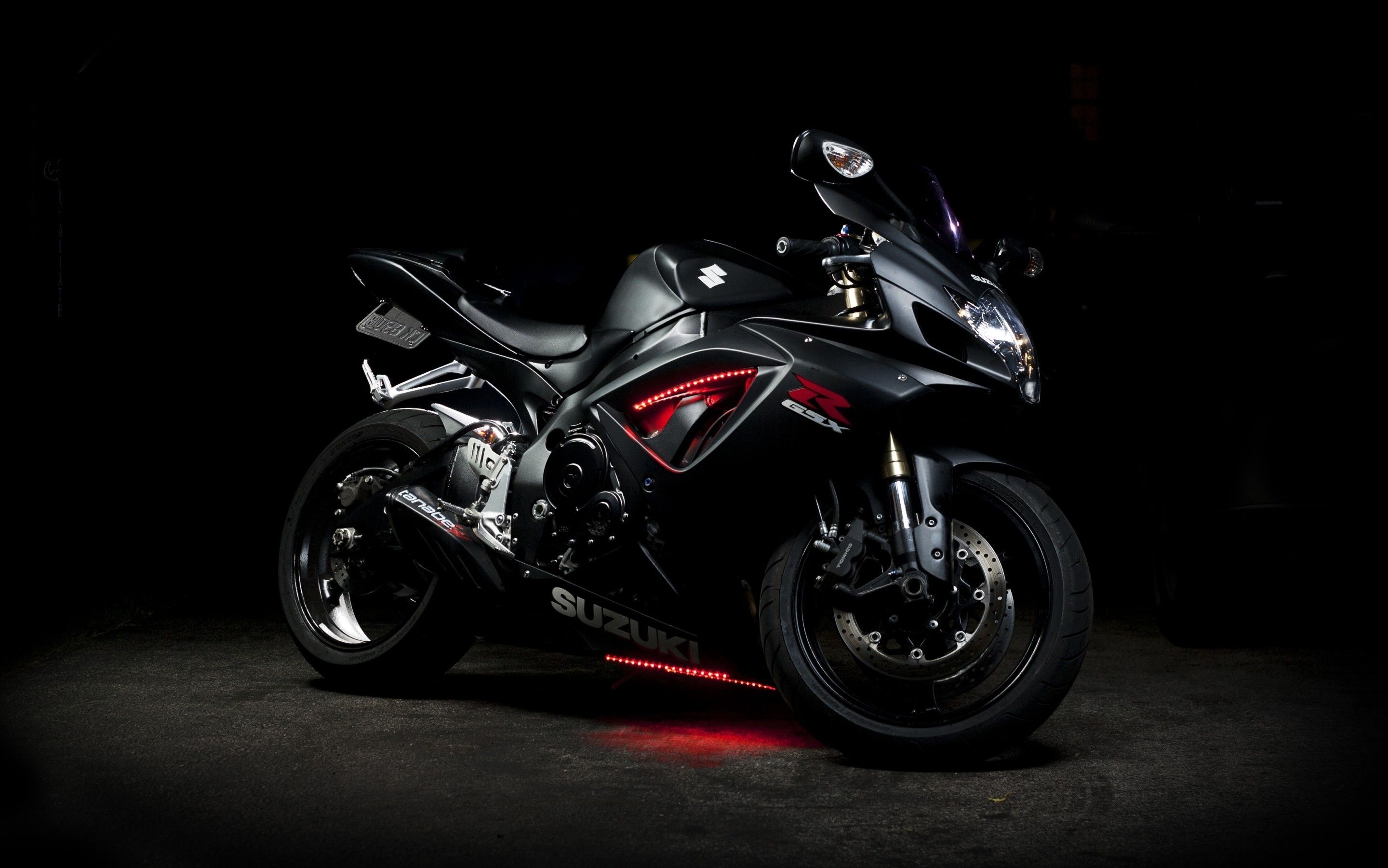 Suzuki GSX-R1000, High-performance bike, Speed and power, Striking visuals, 2880x1800 HD Desktop