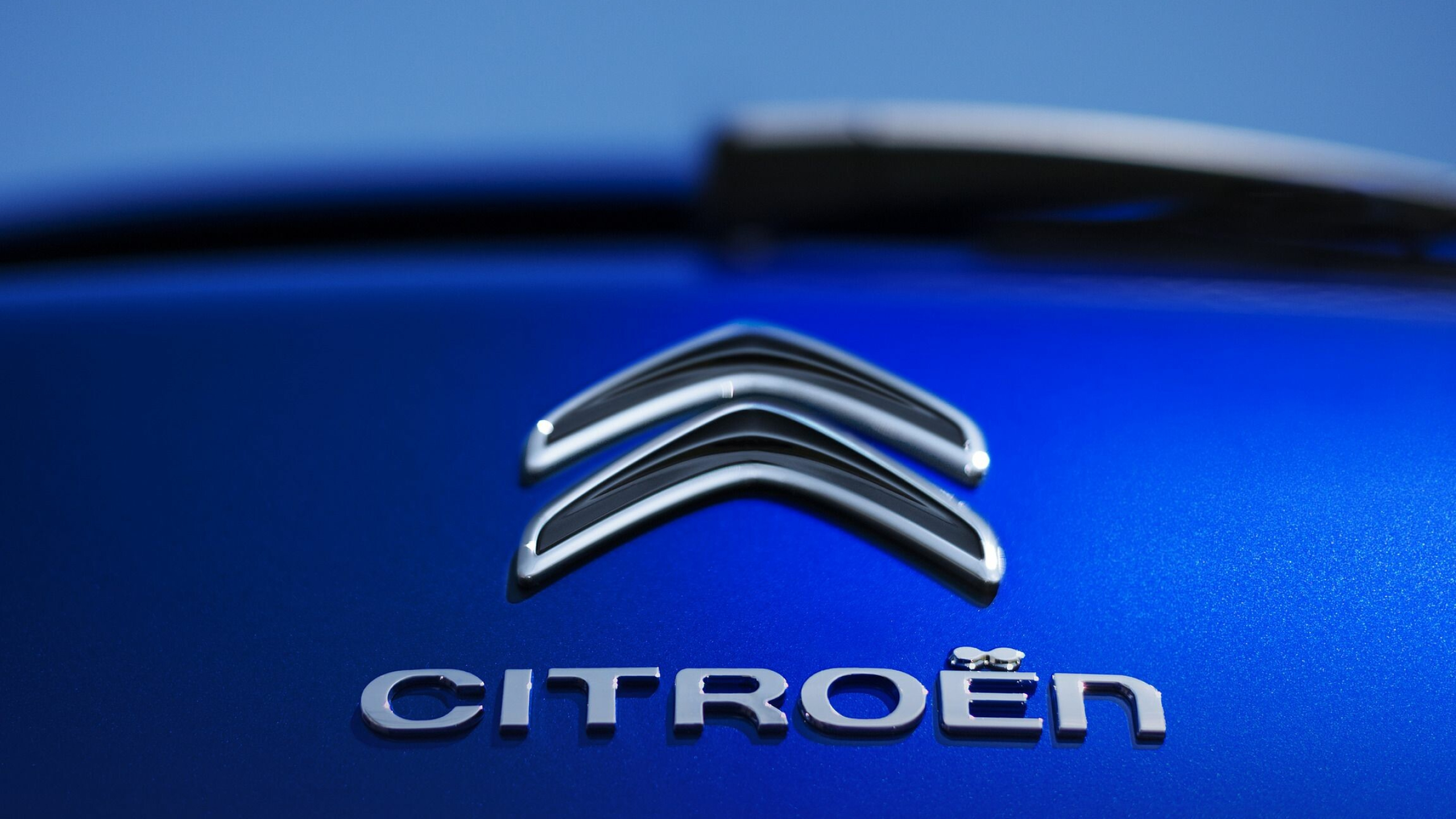 Citroen: Produced model DS, the first mass-produced car with modern disc brakes, in 1955. 2560x1440 HD Wallpaper.