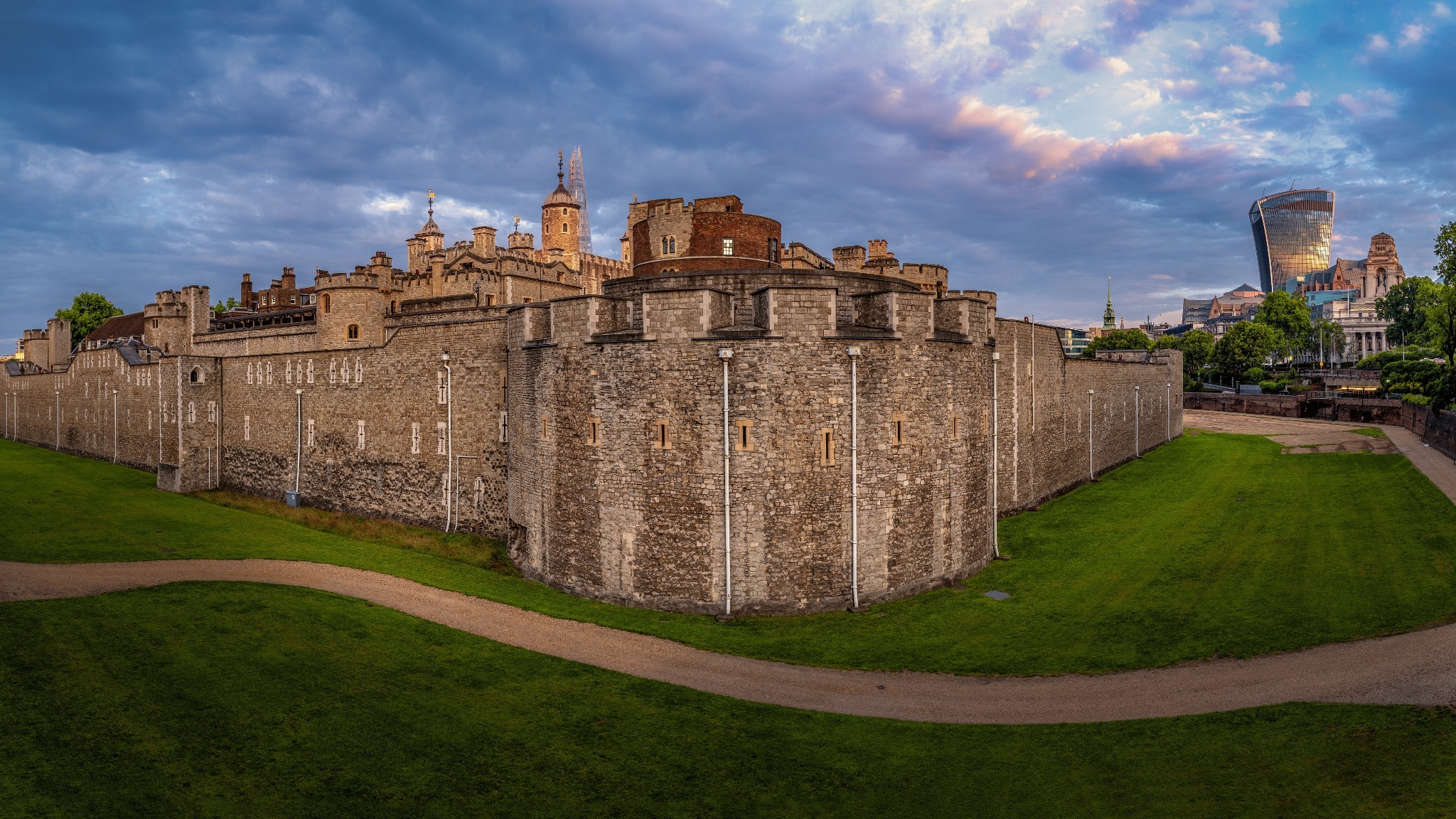 Tower of London stronghold, 2050x1160 HD Desktop