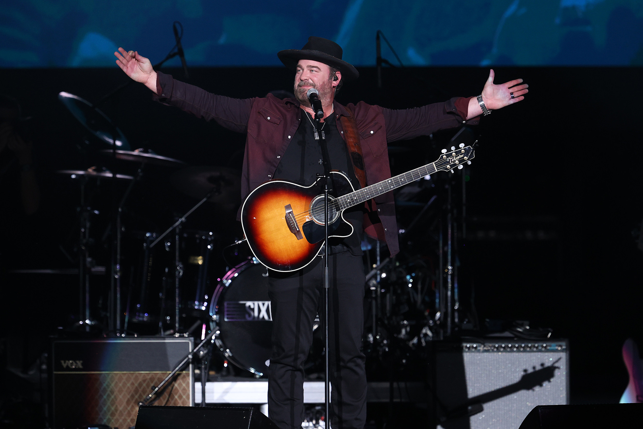 Lee Brice, Country music icon, chart-topping hits, Acoustic performances, 2500x1670 HD Desktop