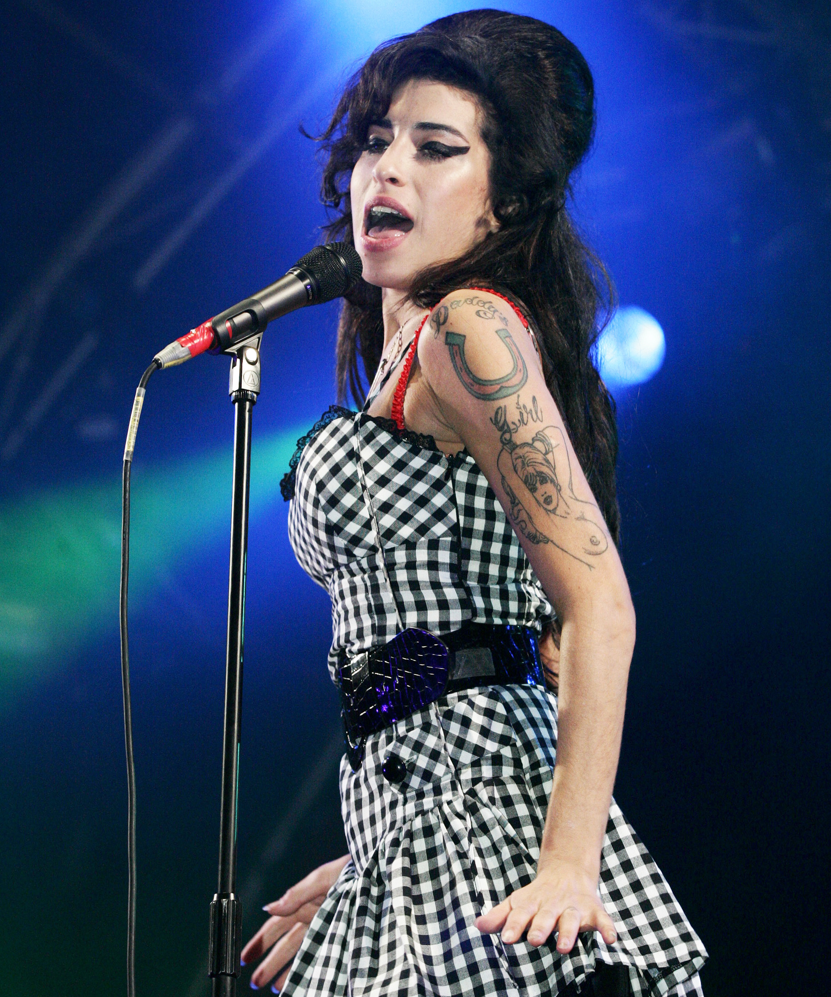 Amy Winehouse, Stylist's recollection, Collaborative journey, Iconic fashion, 1670x2000 HD Handy