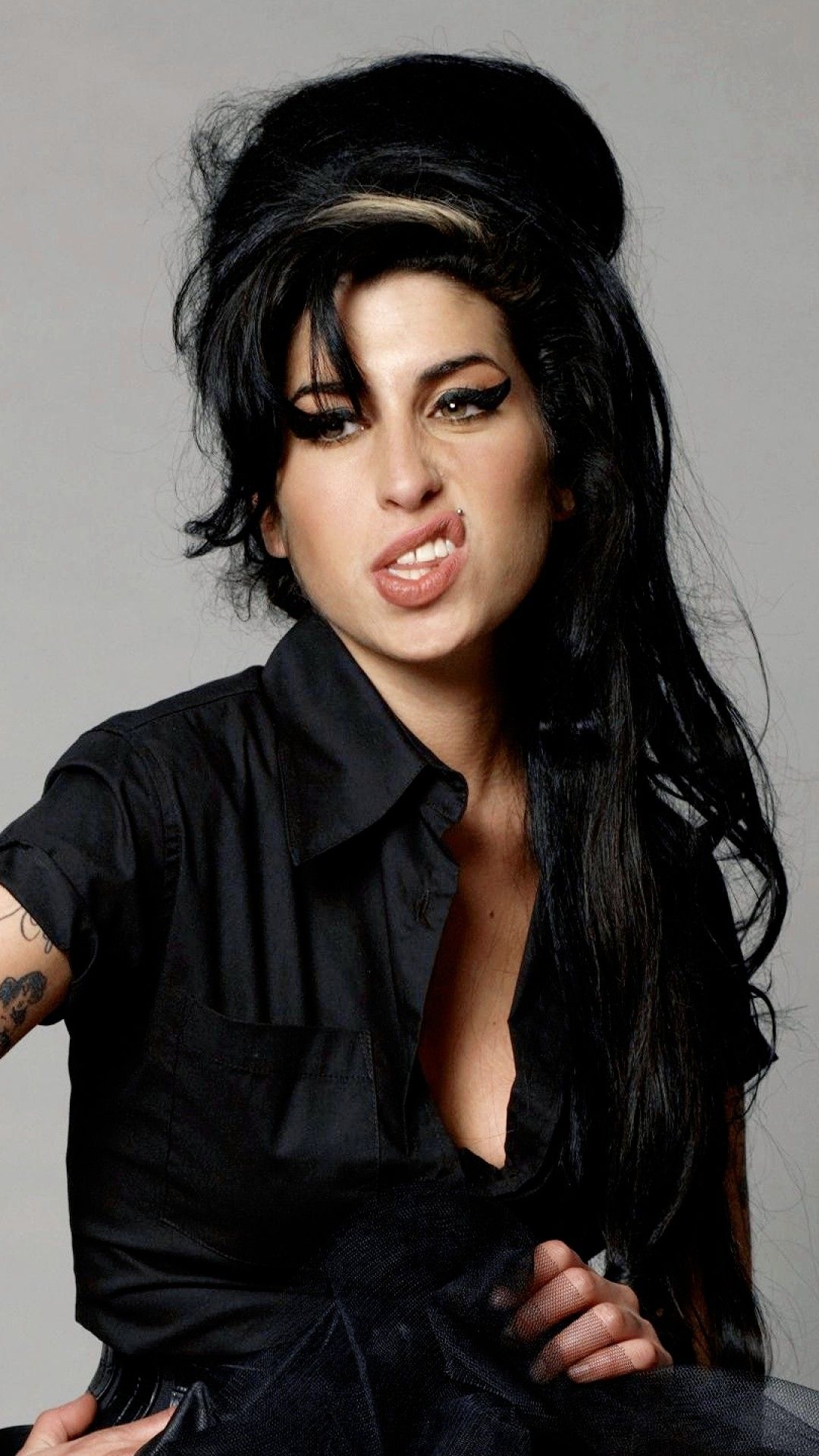 Amy Winehouse, iPhone wallpapers, Artistic visuals, Striking backgrounds, 1080x1920 Full HD Handy