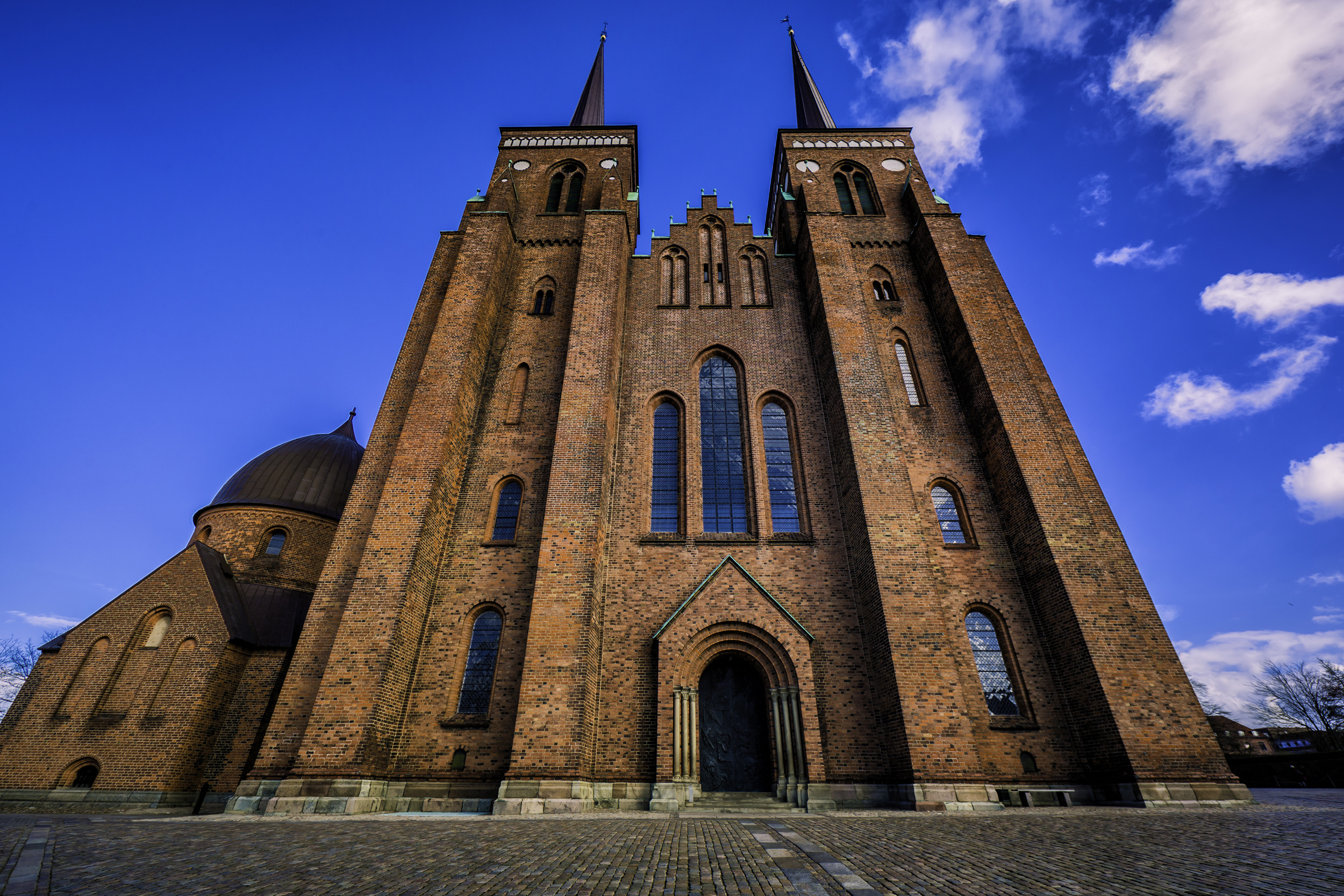 Roskilde Cathedral, Peaceful aisle, Tranquil atmosphere, Spiritual sanctuary, 2500x1670 HD Desktop