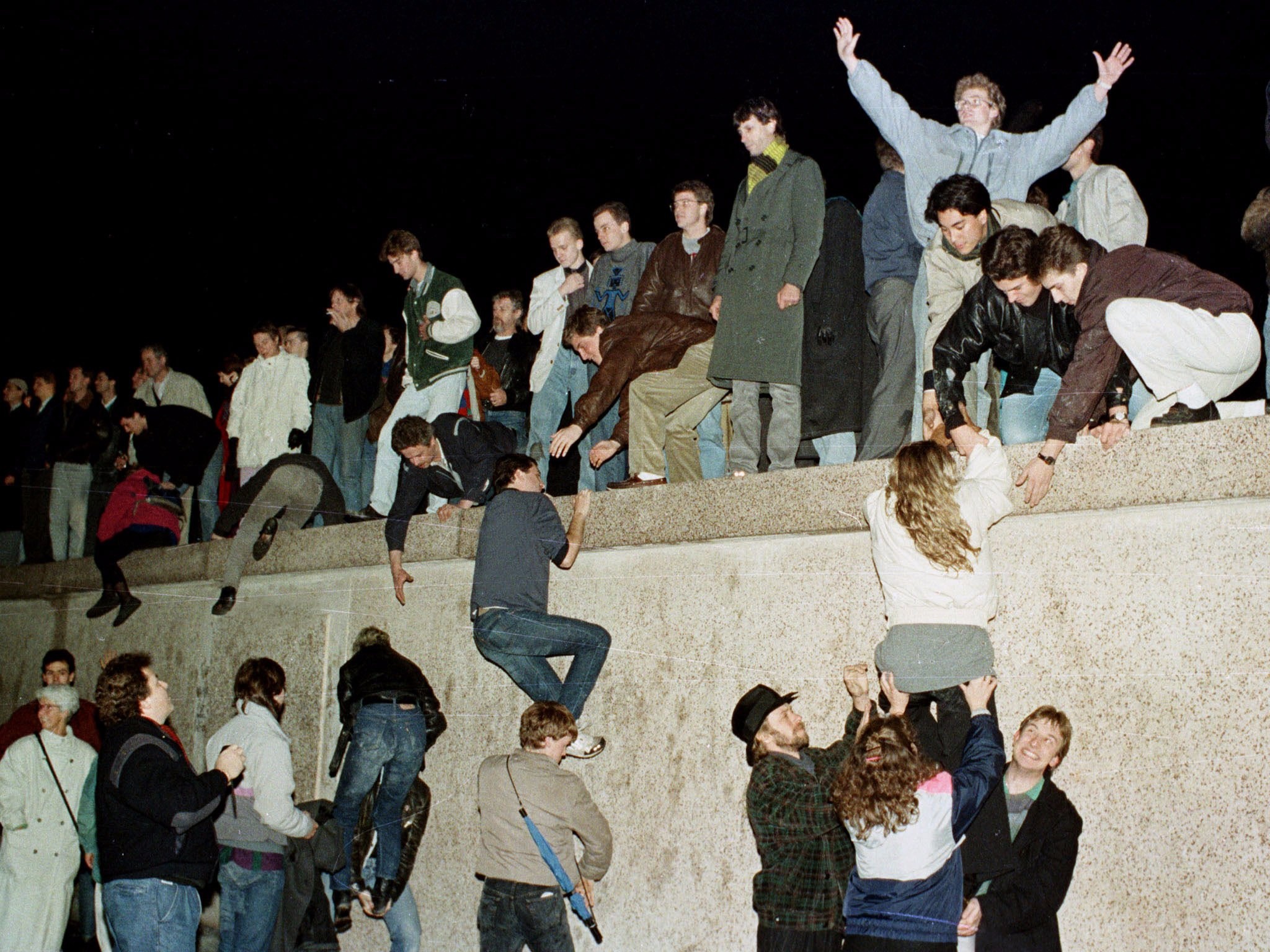 Photos from the night, Berlin Wall fell, Nov 9, 1989, Business Insider, 2050x1540 HD Desktop
