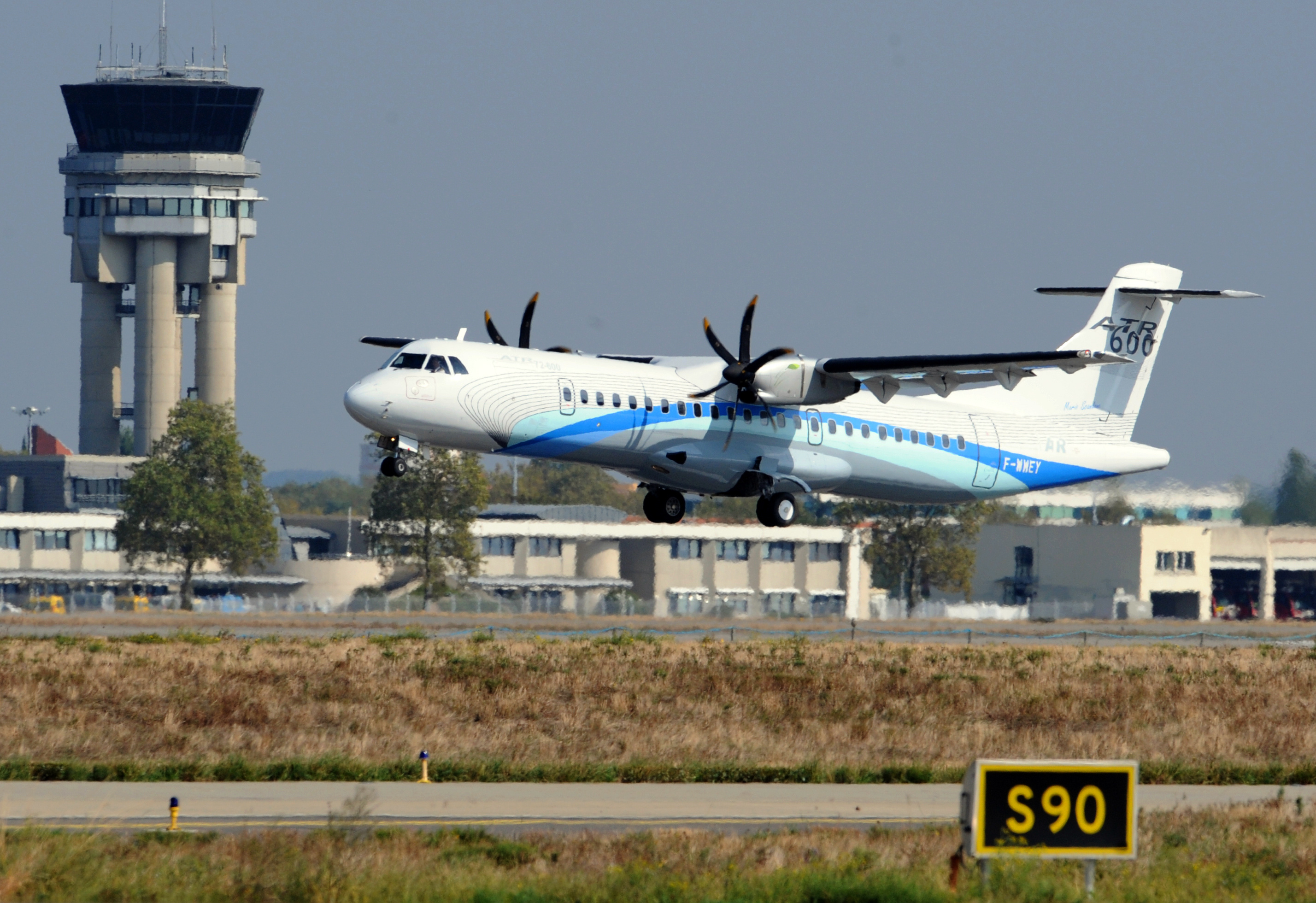 ATR aircraft, Safety concerns, Grounded flights, Taiwan's aviation industry, 2860x1960 HD Desktop
