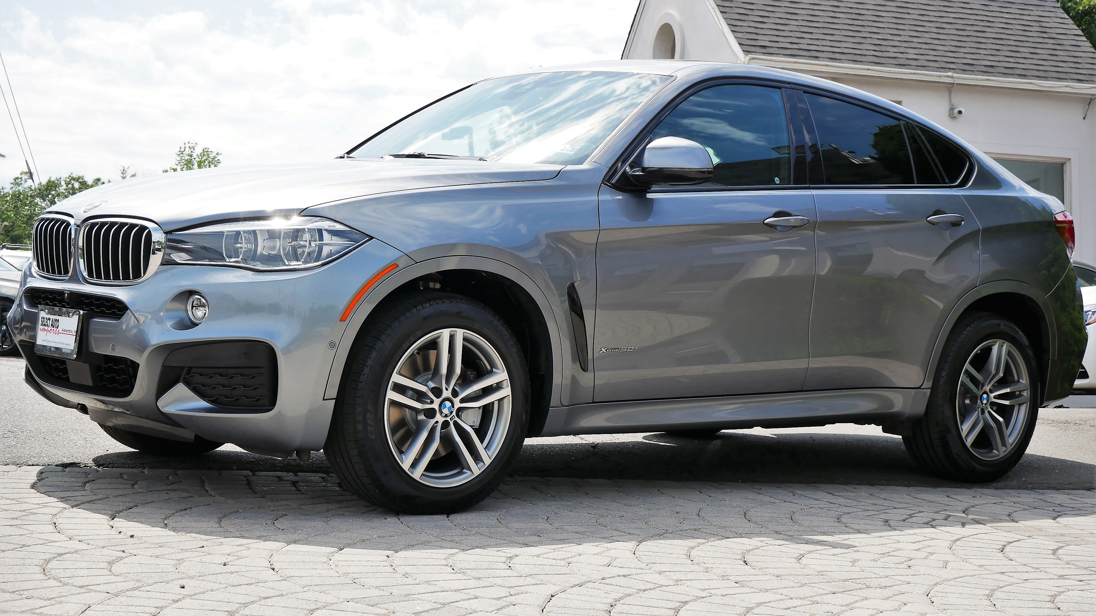 BMW X6, Luxury SUV, Elevated driving position, Striking design, 3840x2160 4K Desktop