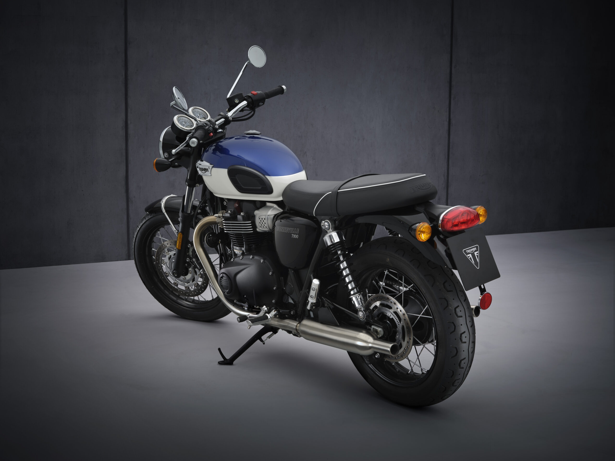 Triumph Bonneville T100, Next-gen specs, Feature-rich, Motorcycle photography, 2560x1920 HD Desktop