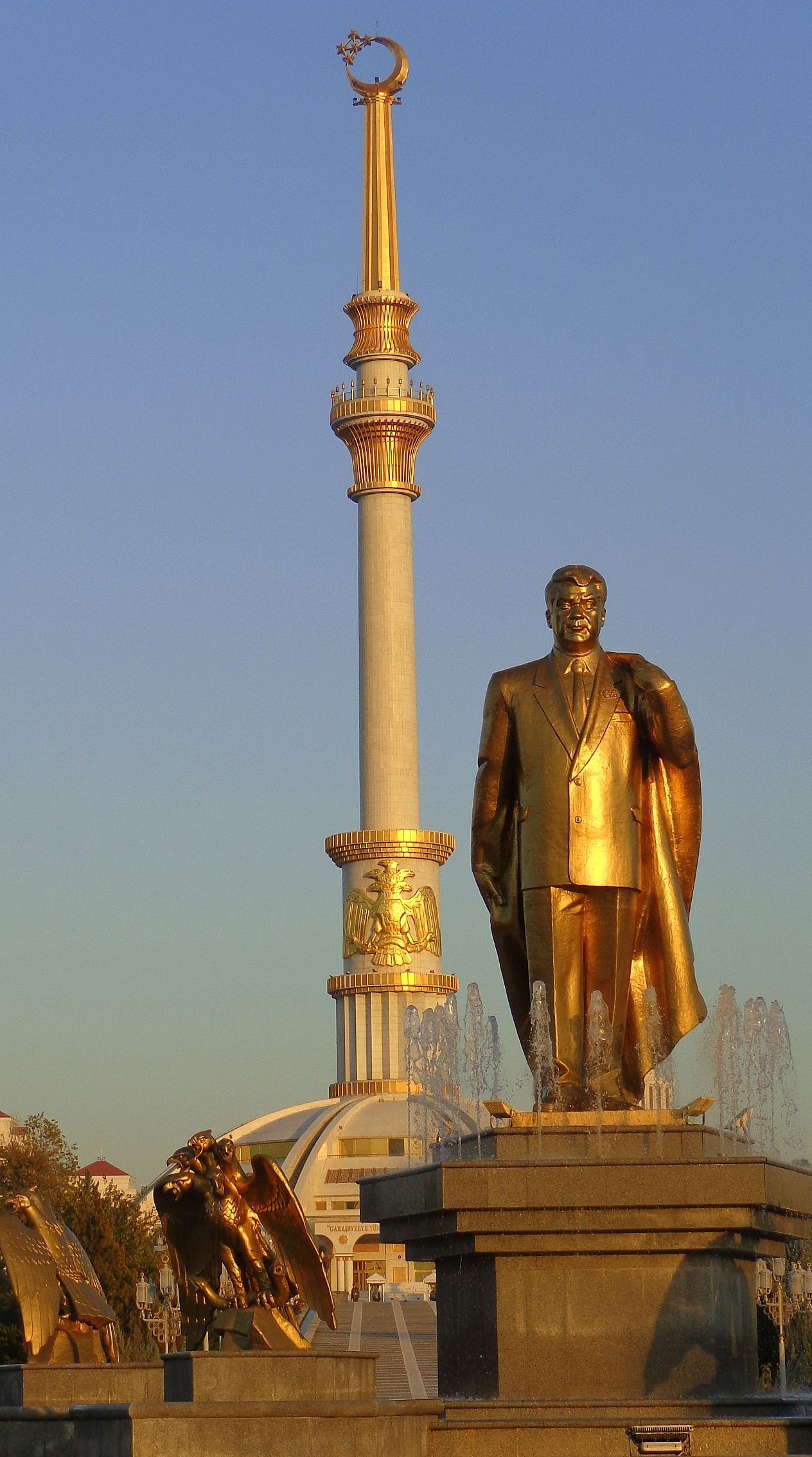 Ashgabat, The Independence Monument, Gold statue, Cultural icon, 1270x2270 HD Handy
