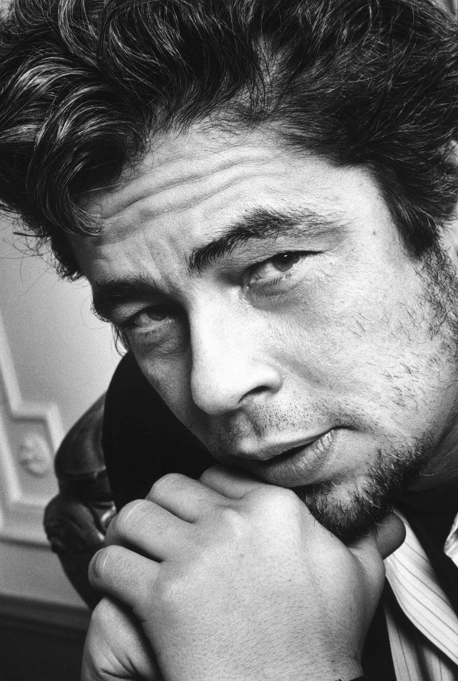 Benicio Del Toro, Versatile actor, Striking photo, Hollywood star, 1490x2220 HD Phone