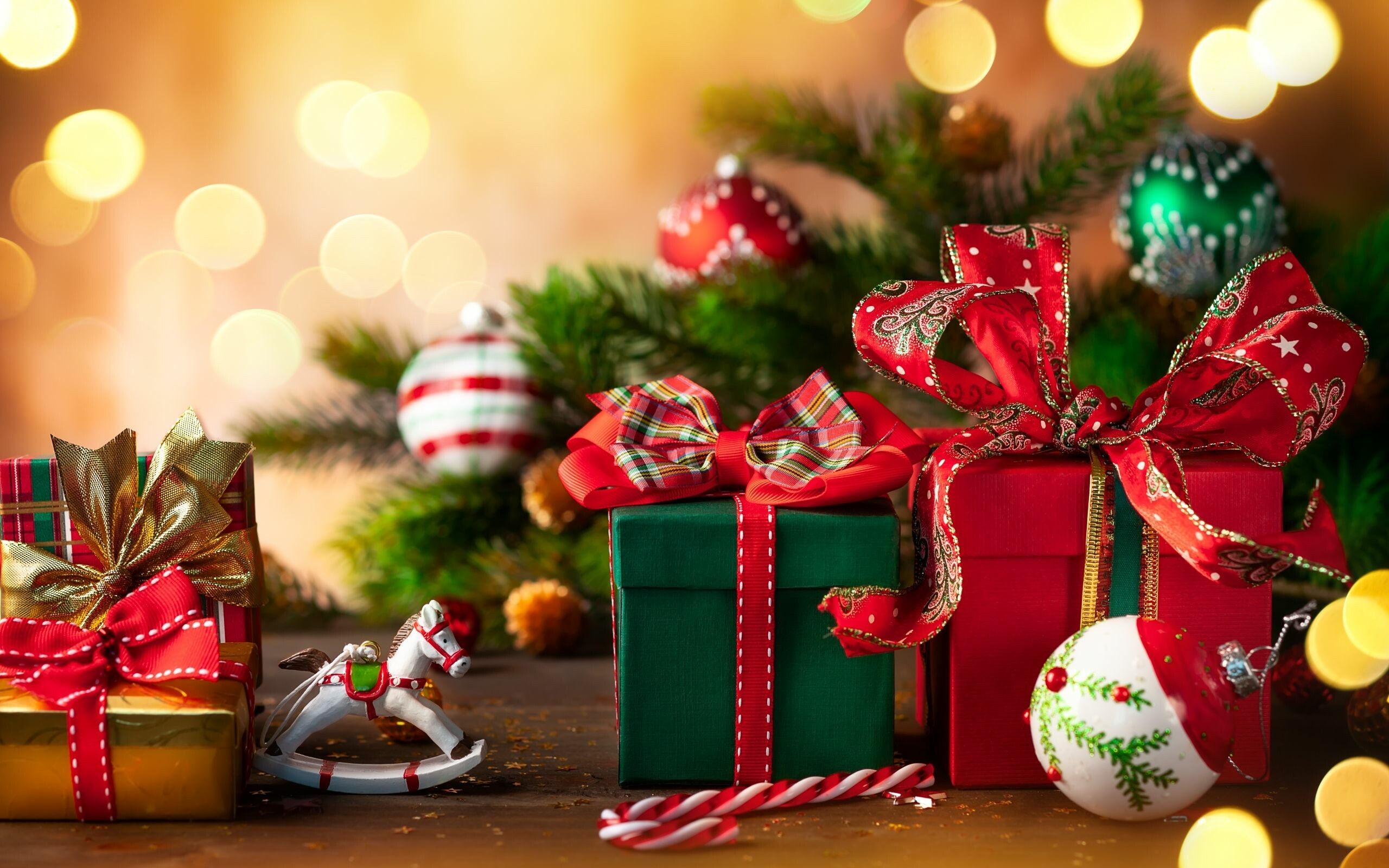 Christmas Gifts: Christmas Eve is the most common date for present-giving in the Western culture. 2560x1600 HD Wallpaper.