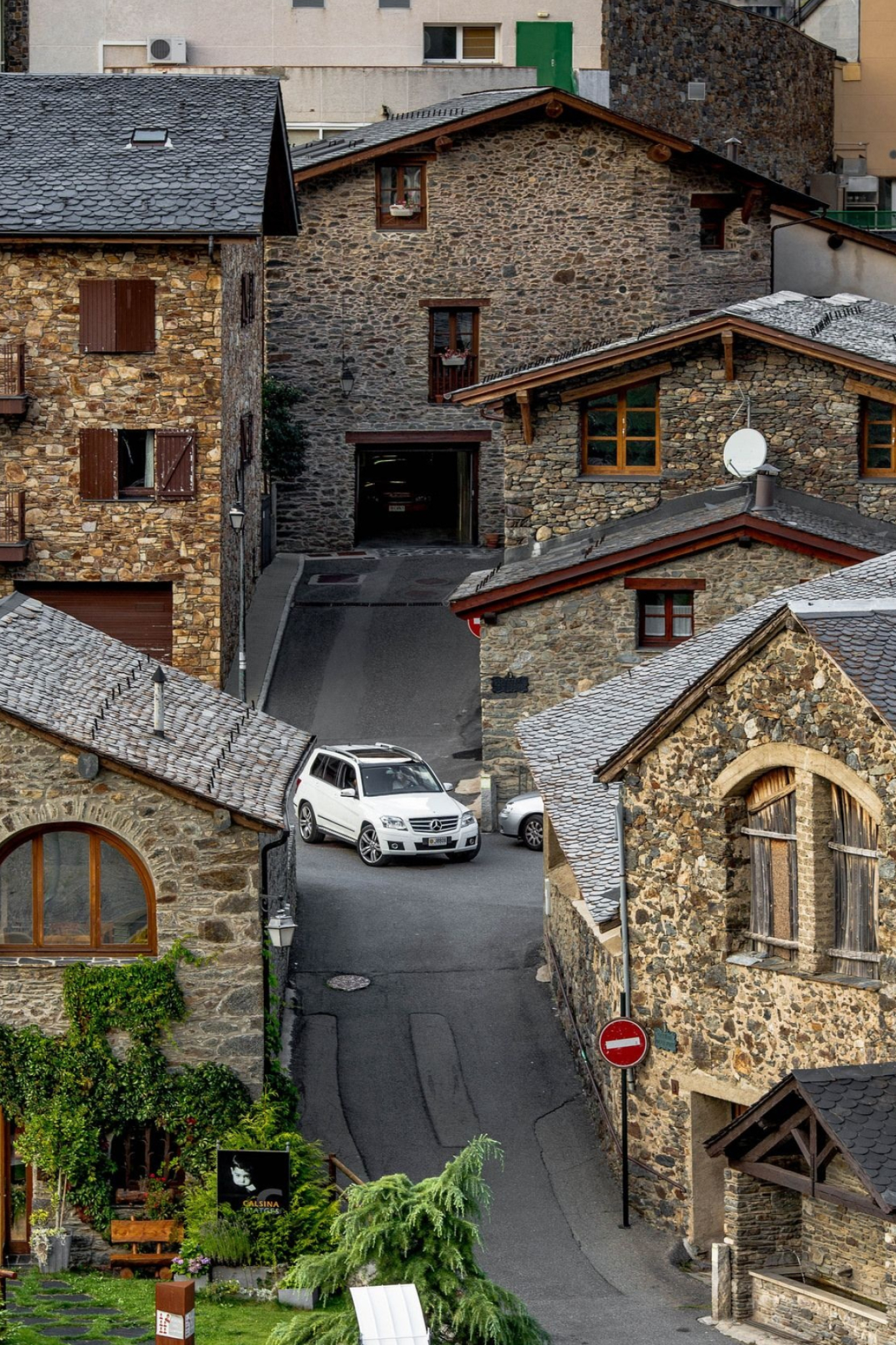 Living in Andorra, Vall Nord region, Spanish charm, Stunning landscapes, 1370x2050 HD Handy