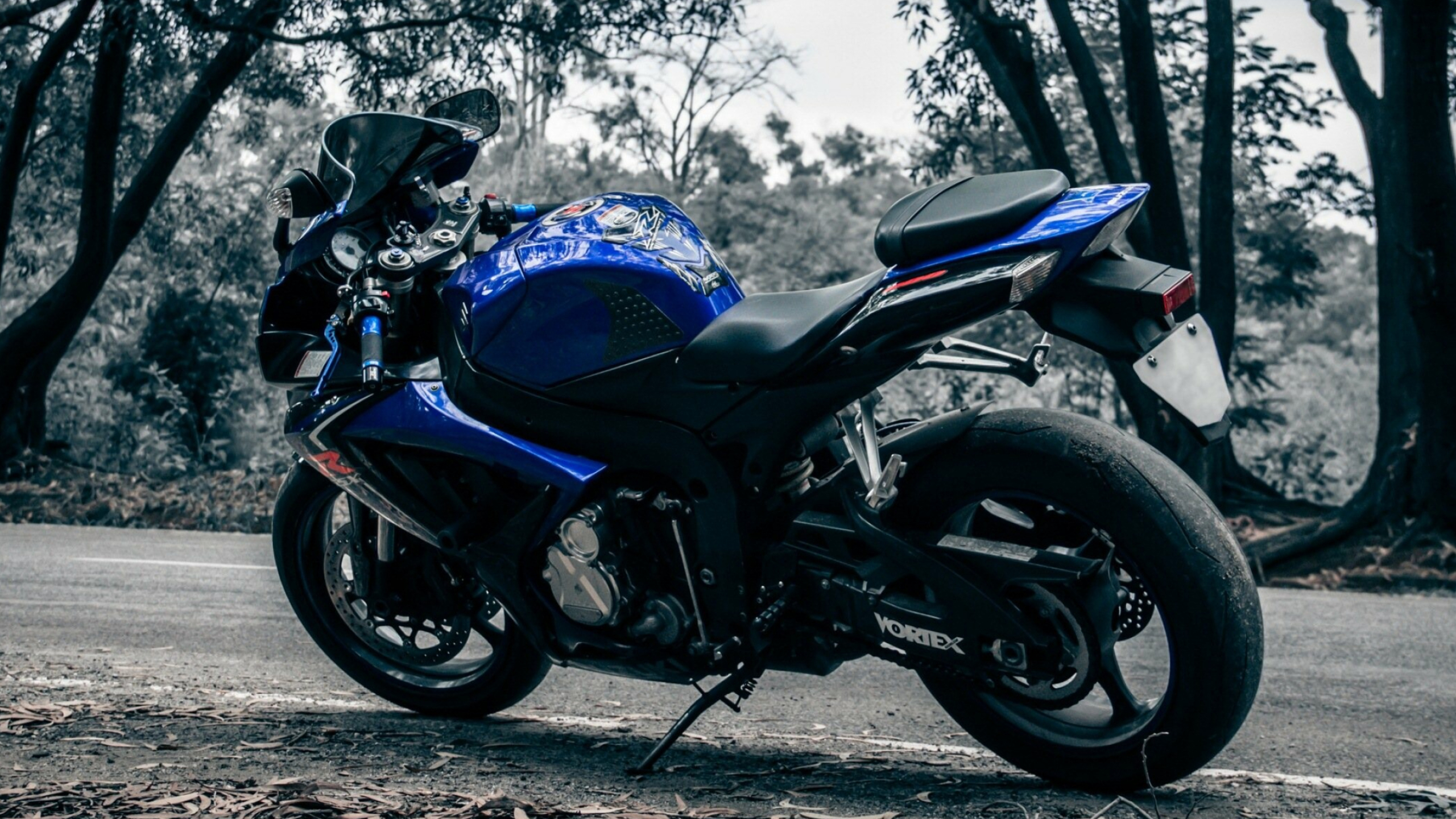 GSX-R: Suzuki released the first Gixxer on sale only in Japan in 1984. 2560x1440 HD Wallpaper.