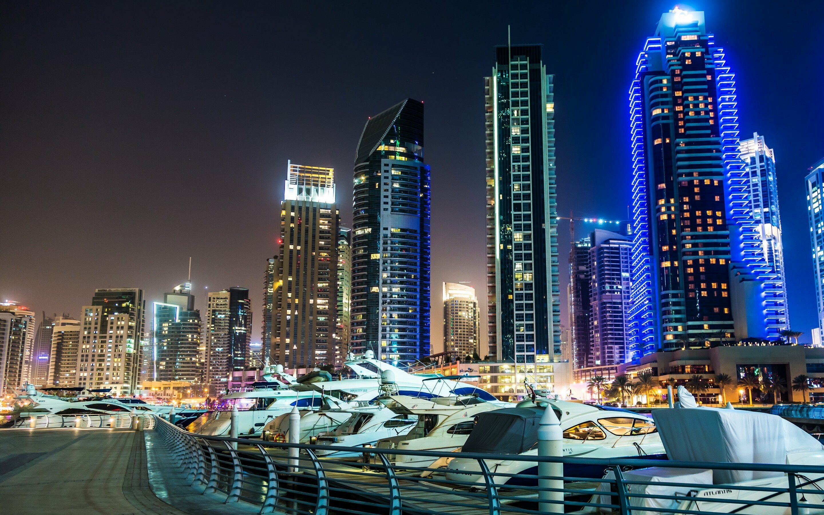 United Arab Emirates: One of the most liberal countries in the Gulf, Dubai. 2880x1800 HD Background.