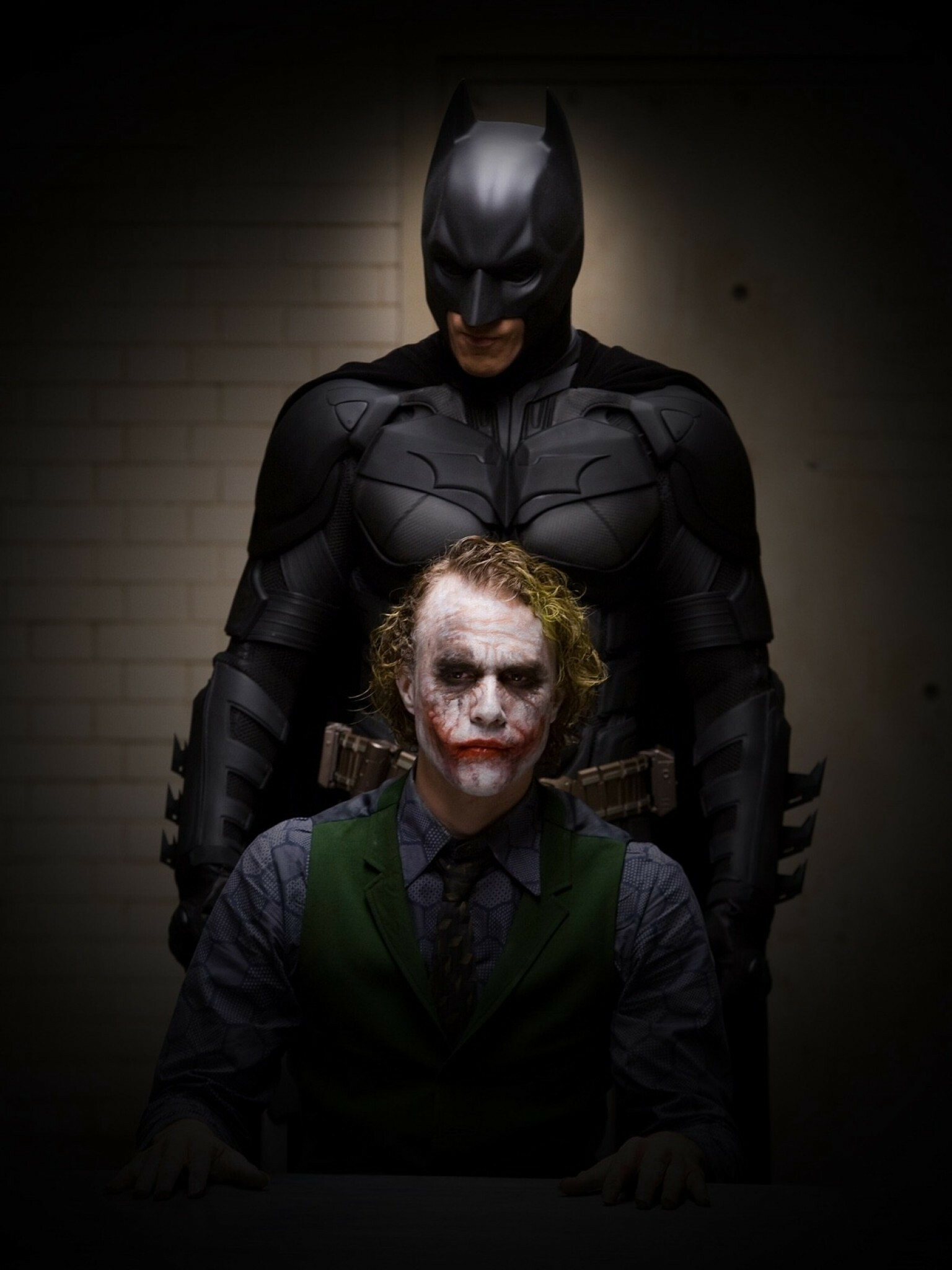 The Dark Knight: Batman and Joker, The first major motion picture to be filmed with high-resolution IMAX cameras. 1540x2050 HD Background.