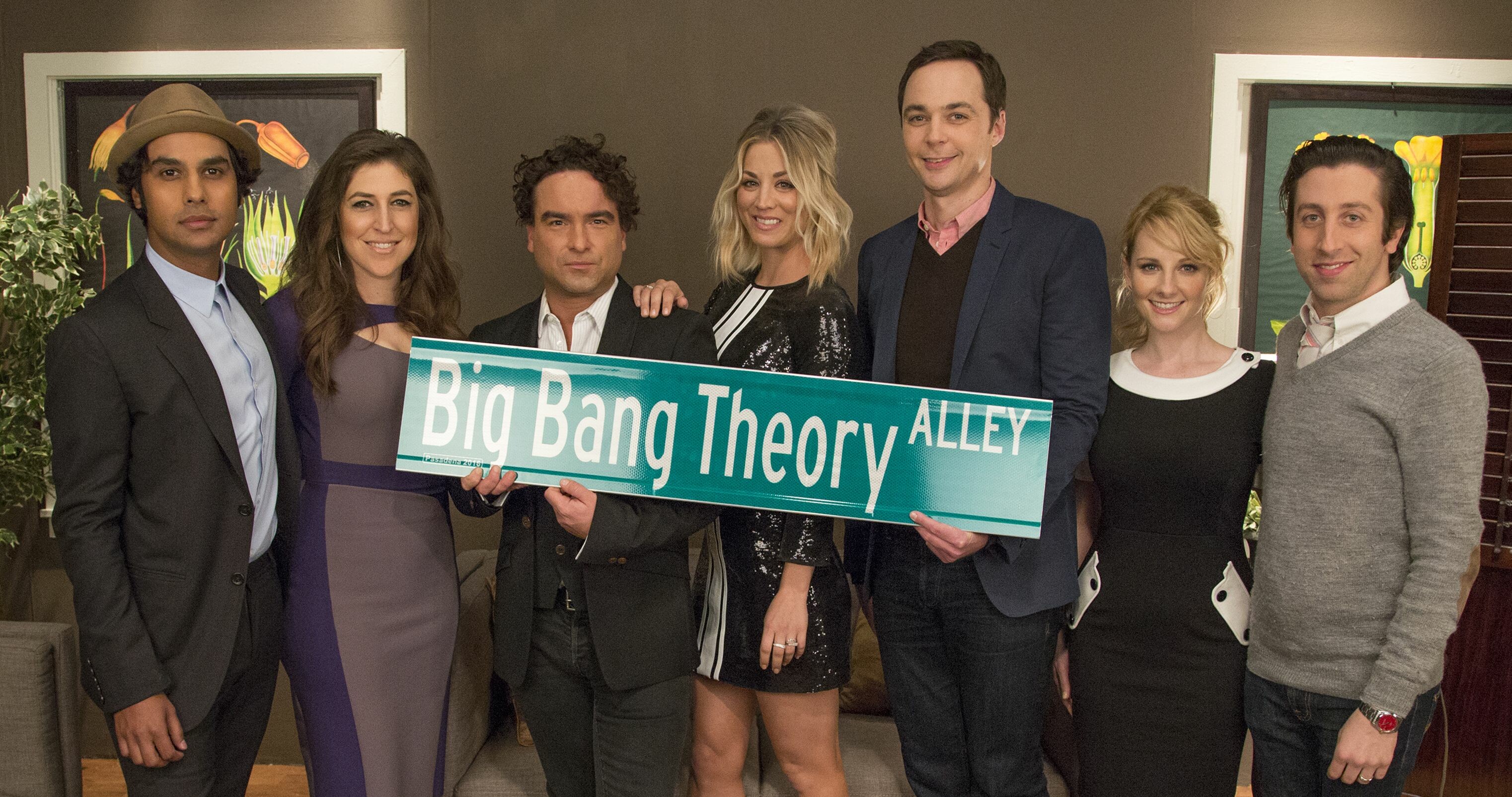 The Big Bang Theory, Sitcom Comedy, Scientific Genius, Nerdy Friends, 3050x1610 HD Desktop