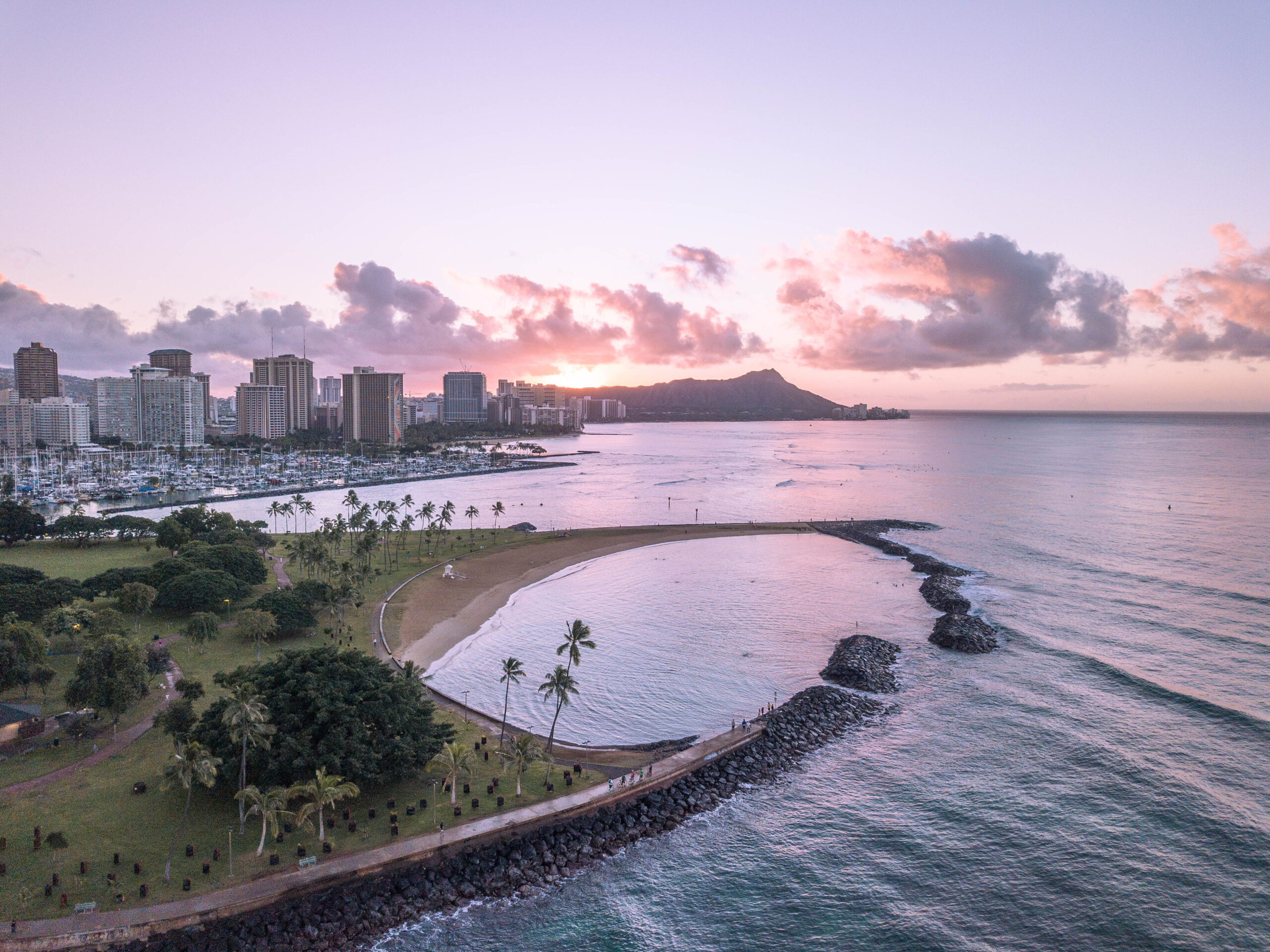 Honolulu: Aerial view of Ala Moana Beach Park. 2560x1920 HD Wallpaper.