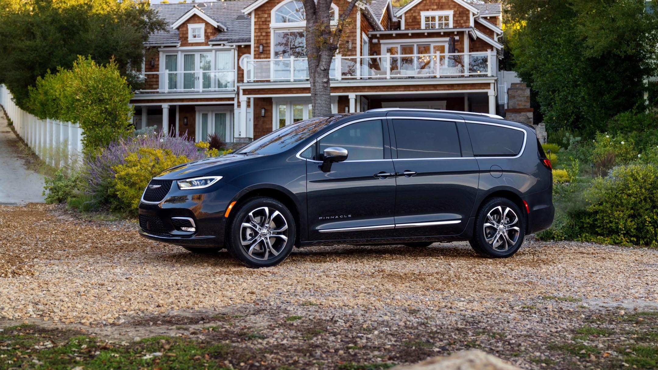 Chrysler Pacifica 2021, Best minivan, Spacious interior, Family-friendly features, 2160x1220 HD Desktop