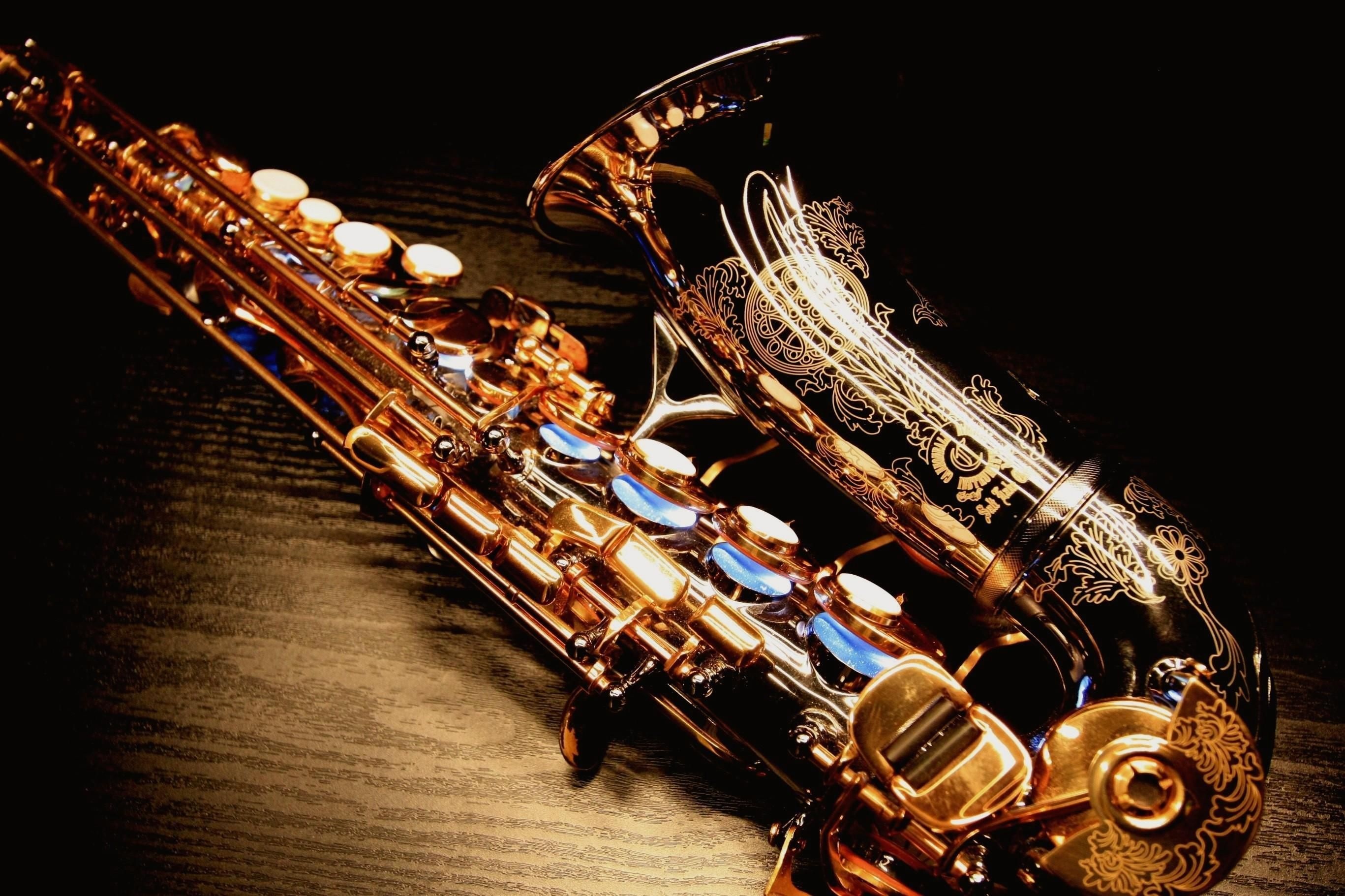 Saxophone: One of a group of single-reed woodwind instruments, A brass instrument. 2740x1830 HD Background.