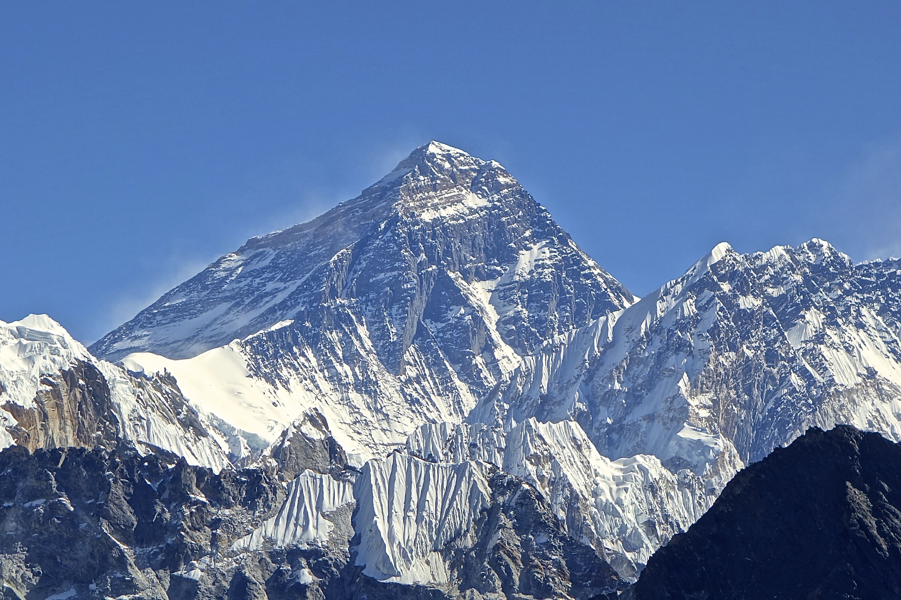 Mount Everest: The highest mountain in the world, marks the border of Nepal and Tibet. 3160x2110 HD Background.
