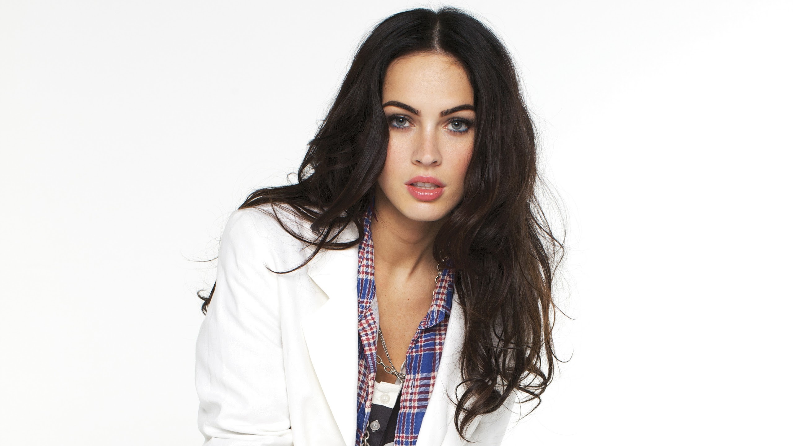 Megan Fox: Played Mikaela Banes in "Transformers". 2560x1440 HD Background.