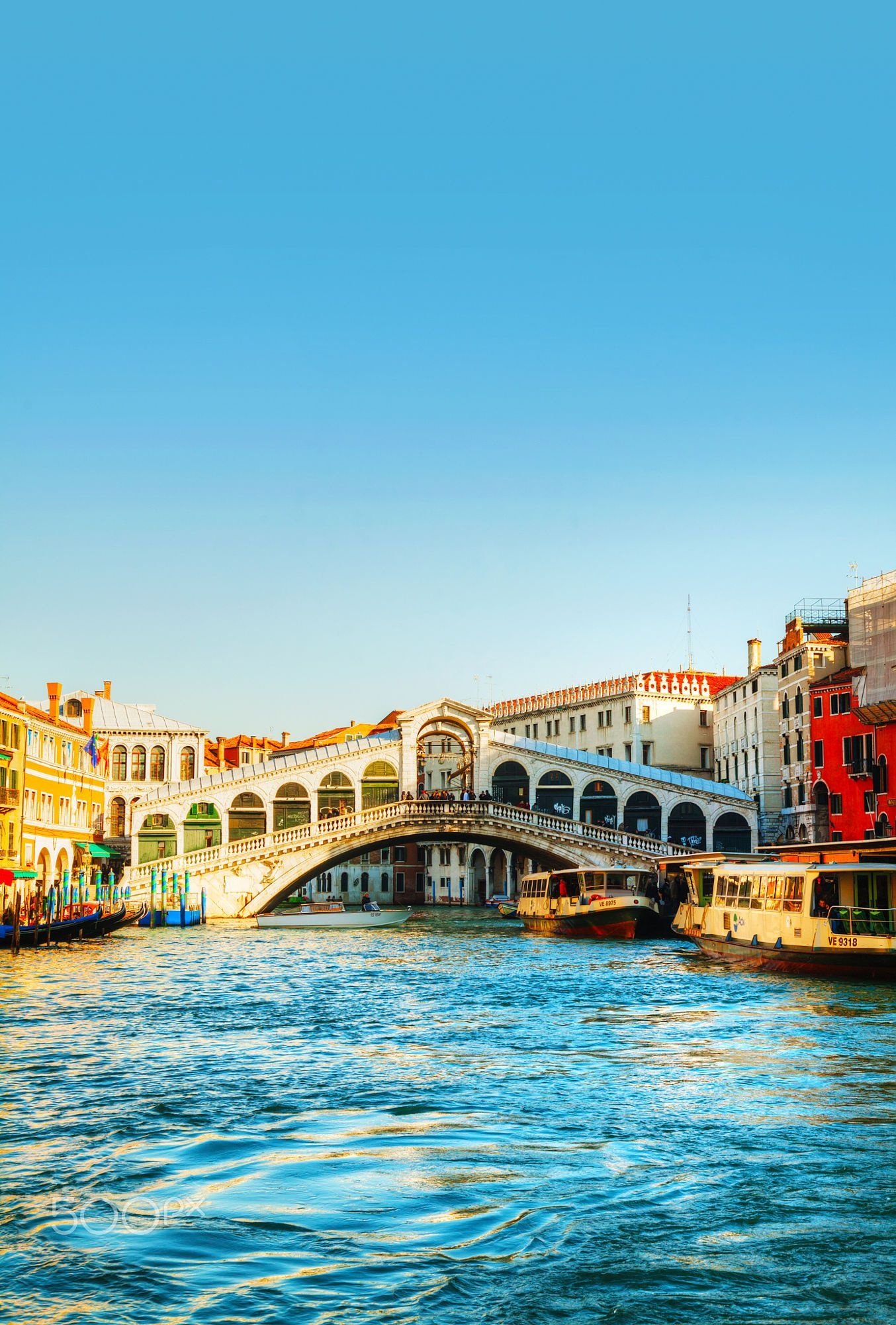 Rialto-Brücke in Venedig, Italien, 1360x2000 HD Handy