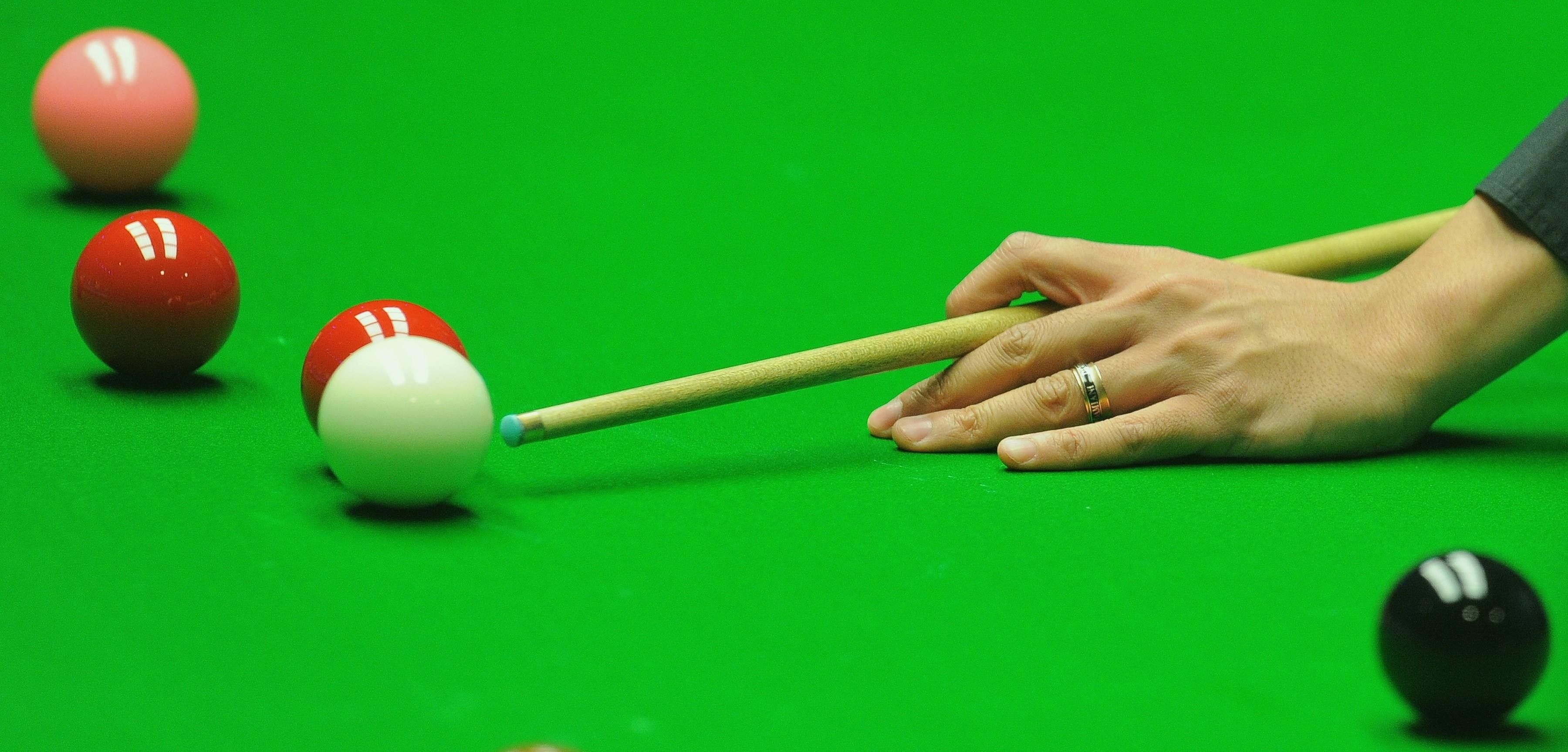 Snooker: A cue game with fifteen red balls and six other balls on the billiards table. 3600x1730 Dual Screen Background.