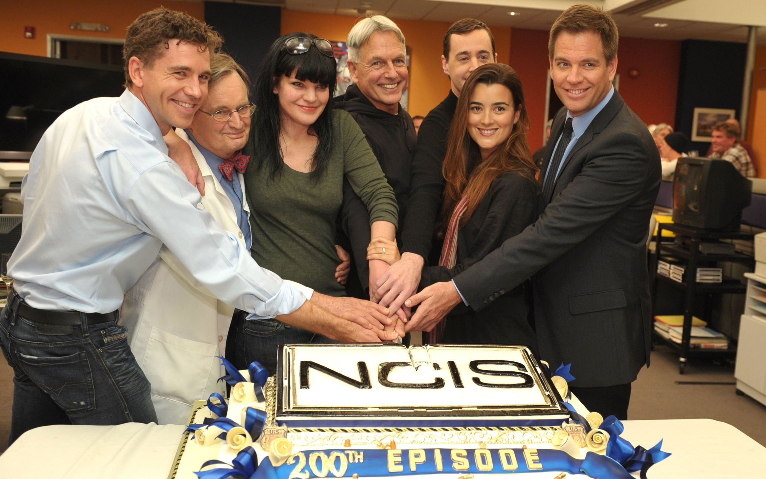 NCIS: Naval Criminal Investigative Service: This long-running crime drama, Gibbs, Ziva, Tony, Abby, McGee, Created by Donald P. Bellisario. 2560x1600 HD Background.