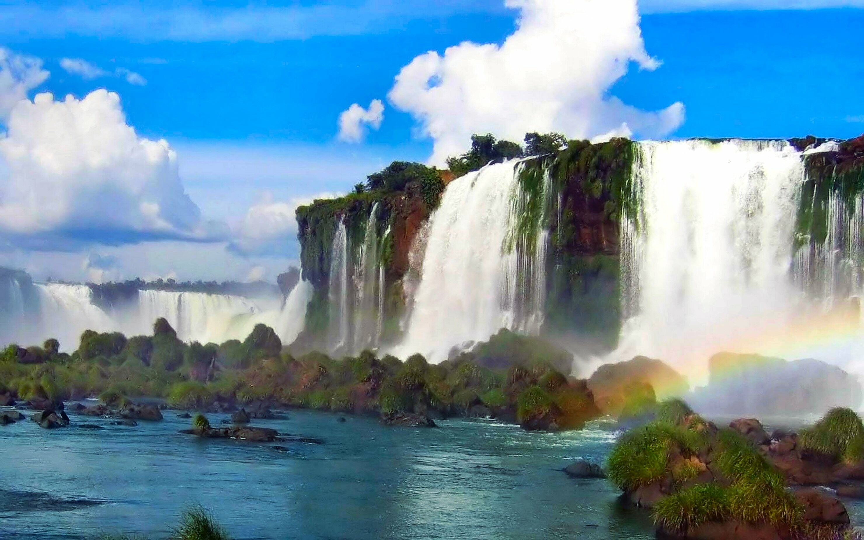Waterfall: The Iguazu River, Argentine, The province of Misiones. 2960x1850 HD Background.