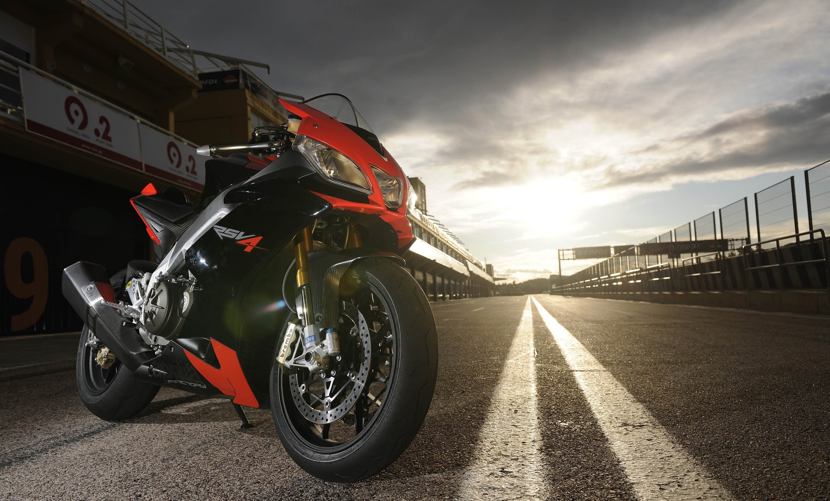 Aprilia RSV4 16-20, Superbike legend, Italian racing heritage, High-performance machines, 2650x1600 HD Desktop