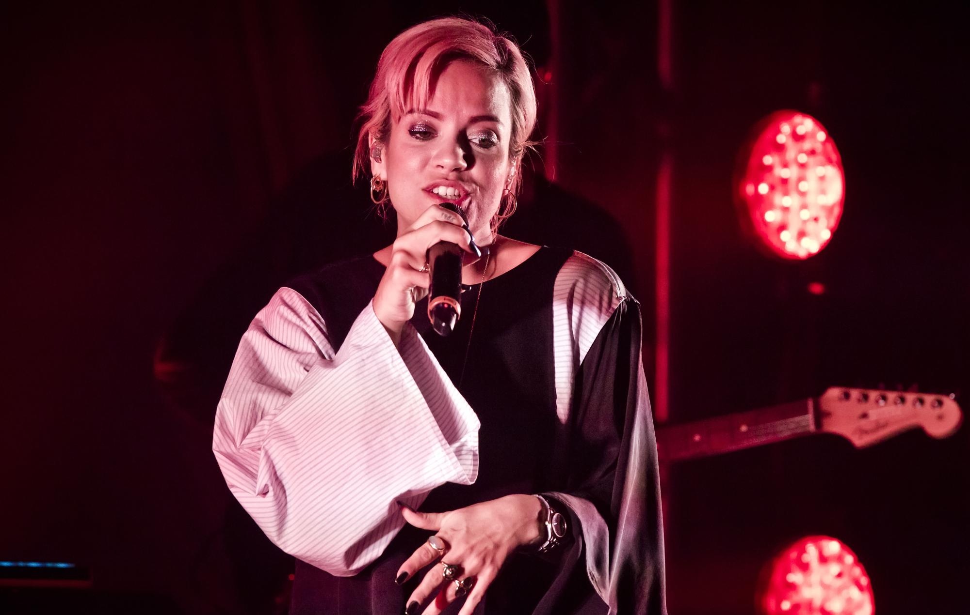 Lily Allen, Two years of sobriety, 2000x1270 HD Desktop