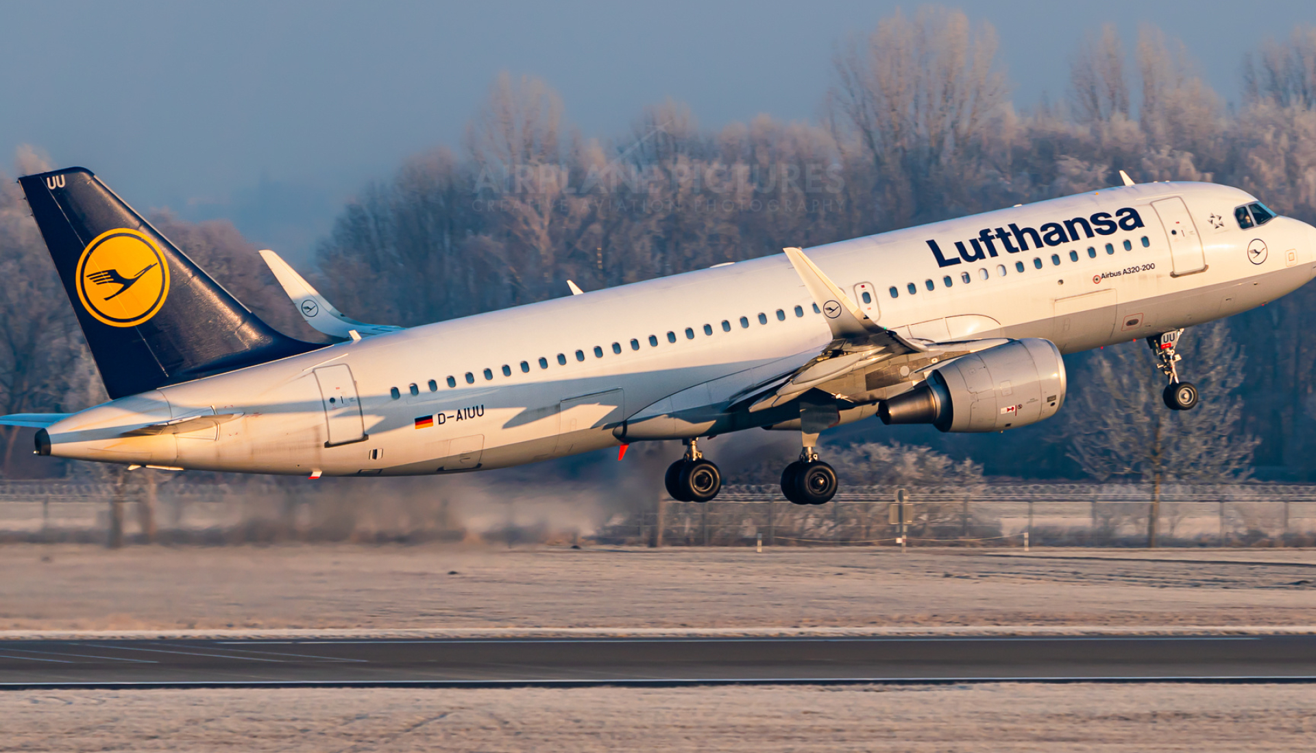 Munich International Airport, Lufthansa Airbus A320, Munich photography, Airline industry, 1920x1100 HD Desktop