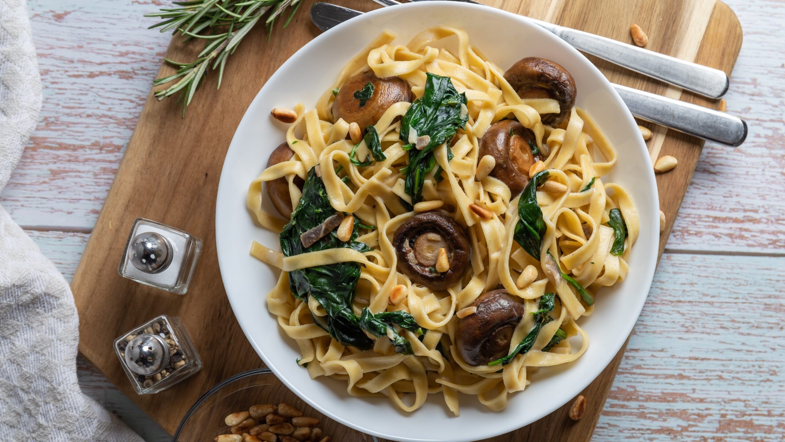 Wild garlic spaghetti with mushrooms, Quick and easy, Flavorful pasta dish, Eat Club's recipe, 2560x1440 HD Desktop