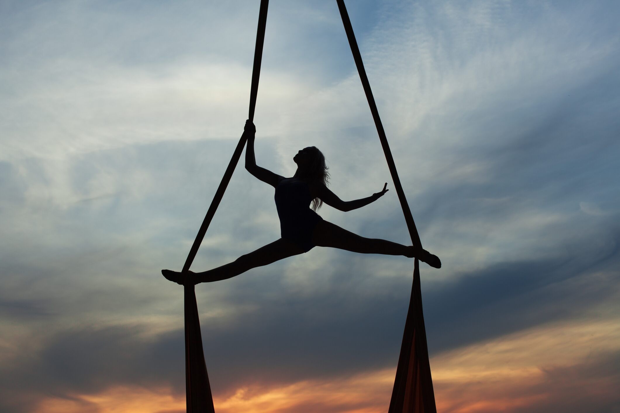 Aerial Silks: An artistic acrobatics performance without safety lines during the sunset. 2130x1420 HD Wallpaper.