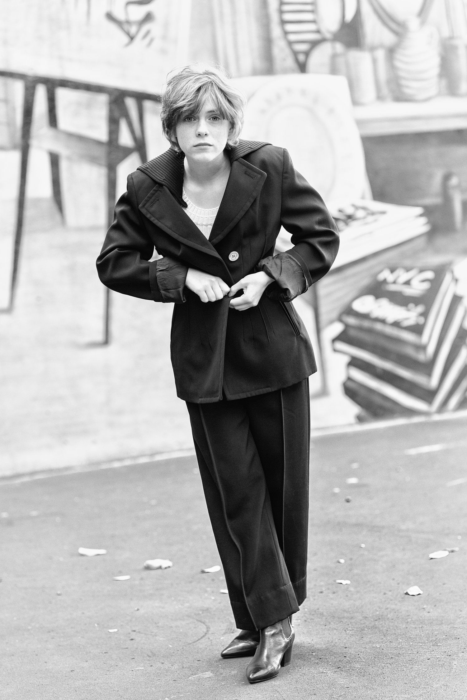 Sophia Lillis, Suit, Black and white, Chic fashion, 1500x2250 HD Phone