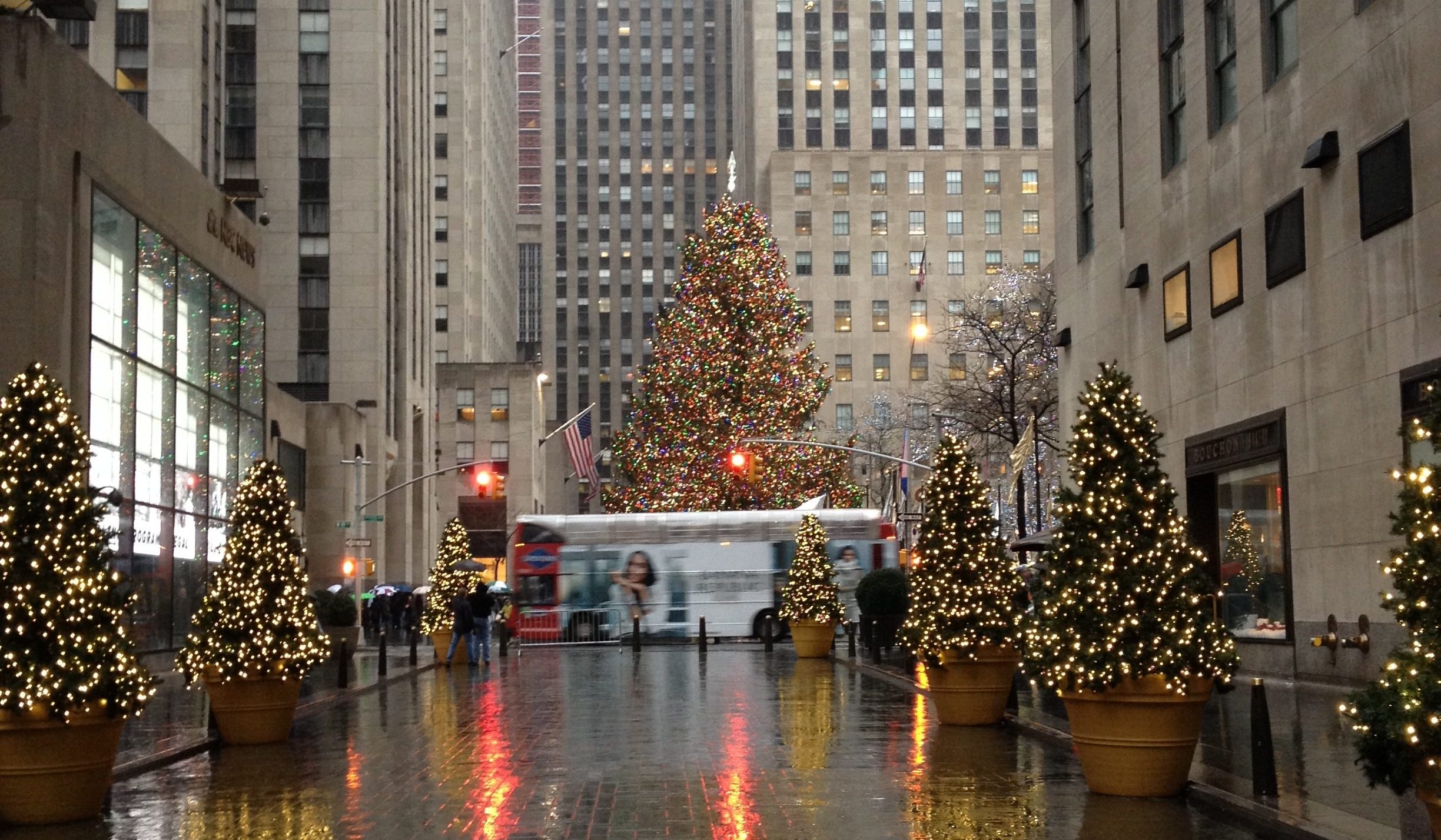 New York Christmas: Midtown Manhattan, Cityscape at holiday season. 2450x1430 HD Wallpaper.