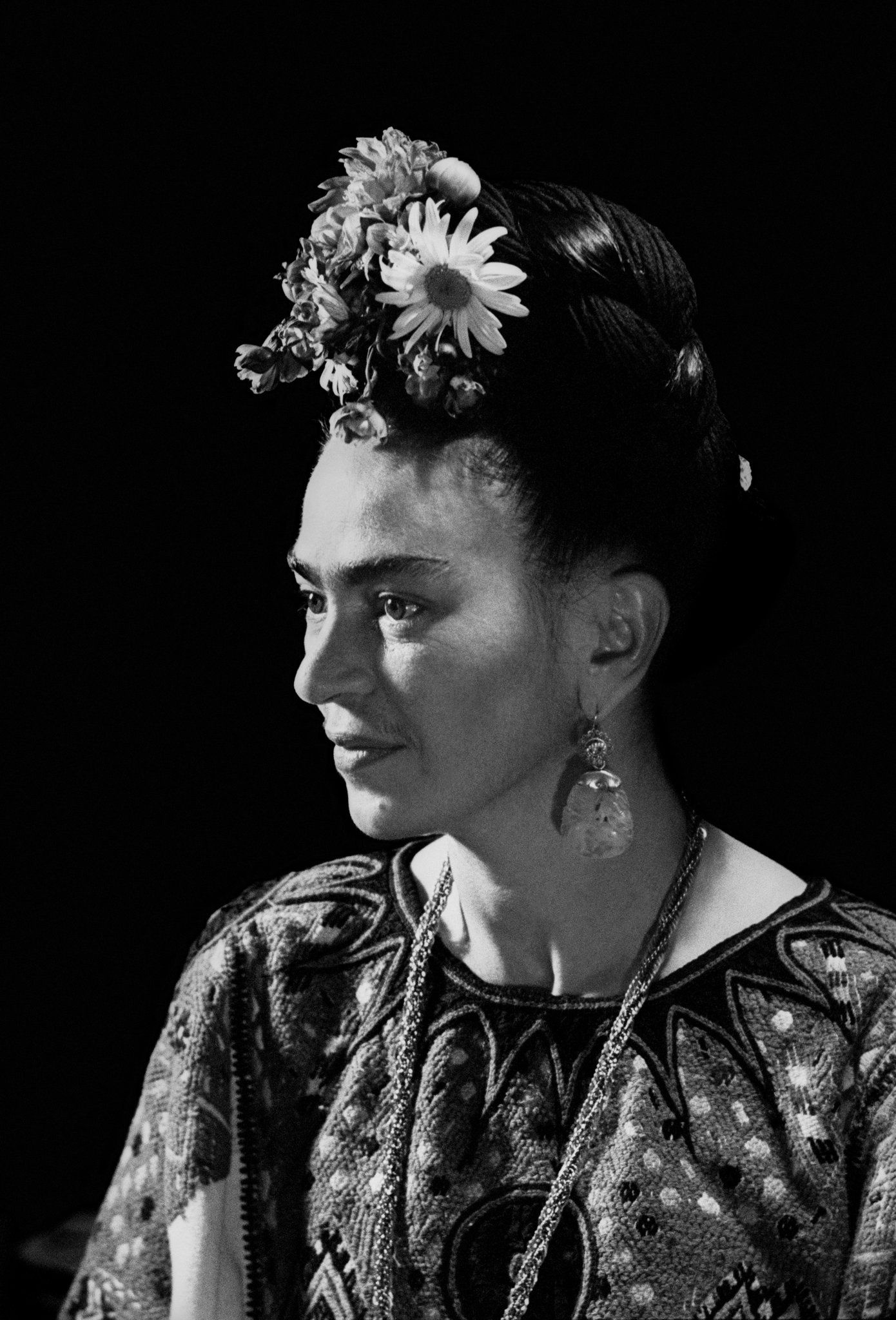 Intimate photo, Frida Kahlo's beauty, Iconic presence, Timeless image, 1390x2050 HD Phone