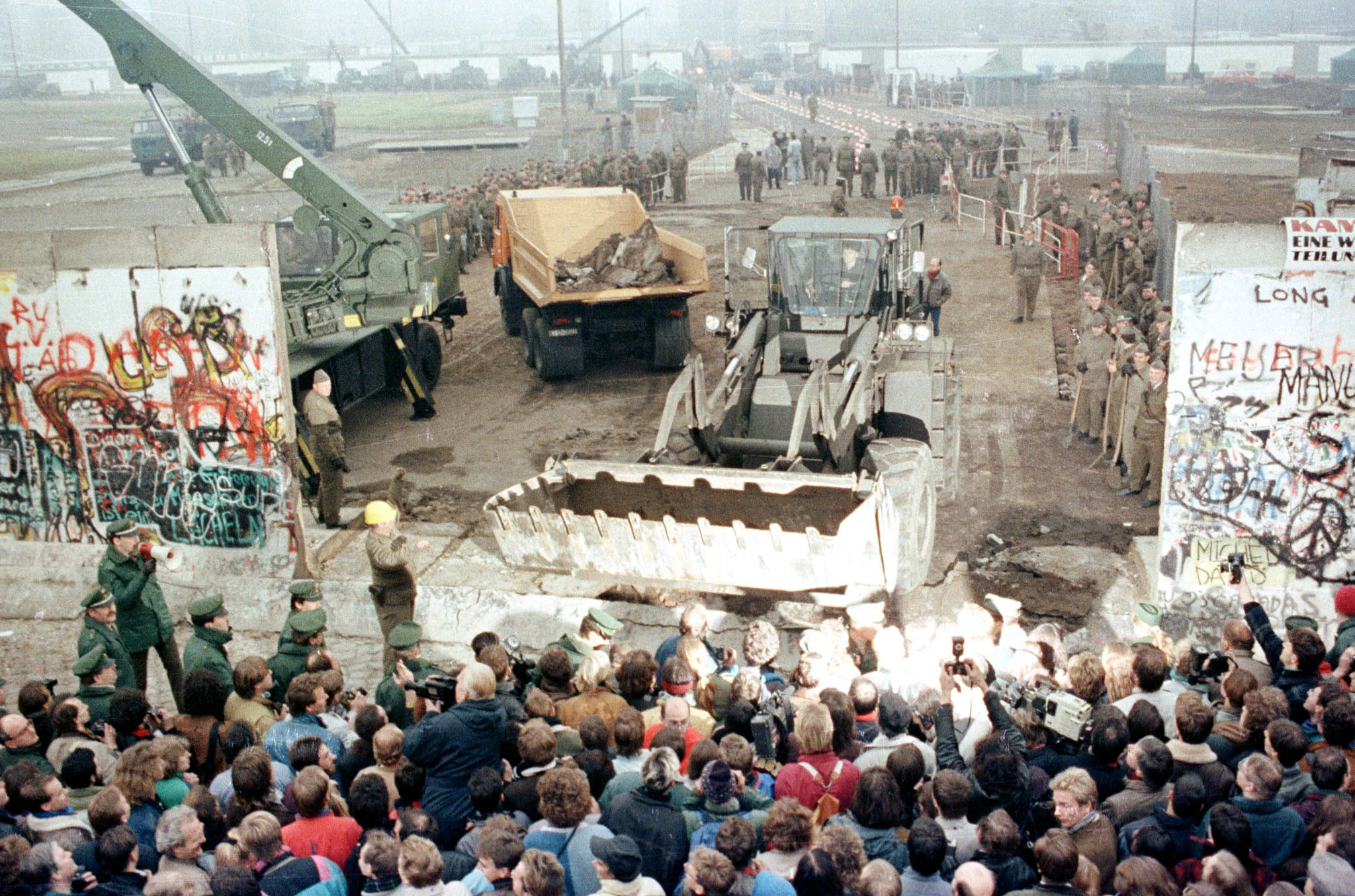 Fall of Berlin Wall, Wall come down, Built, Historic significance, 2050x1360 HD Desktop
