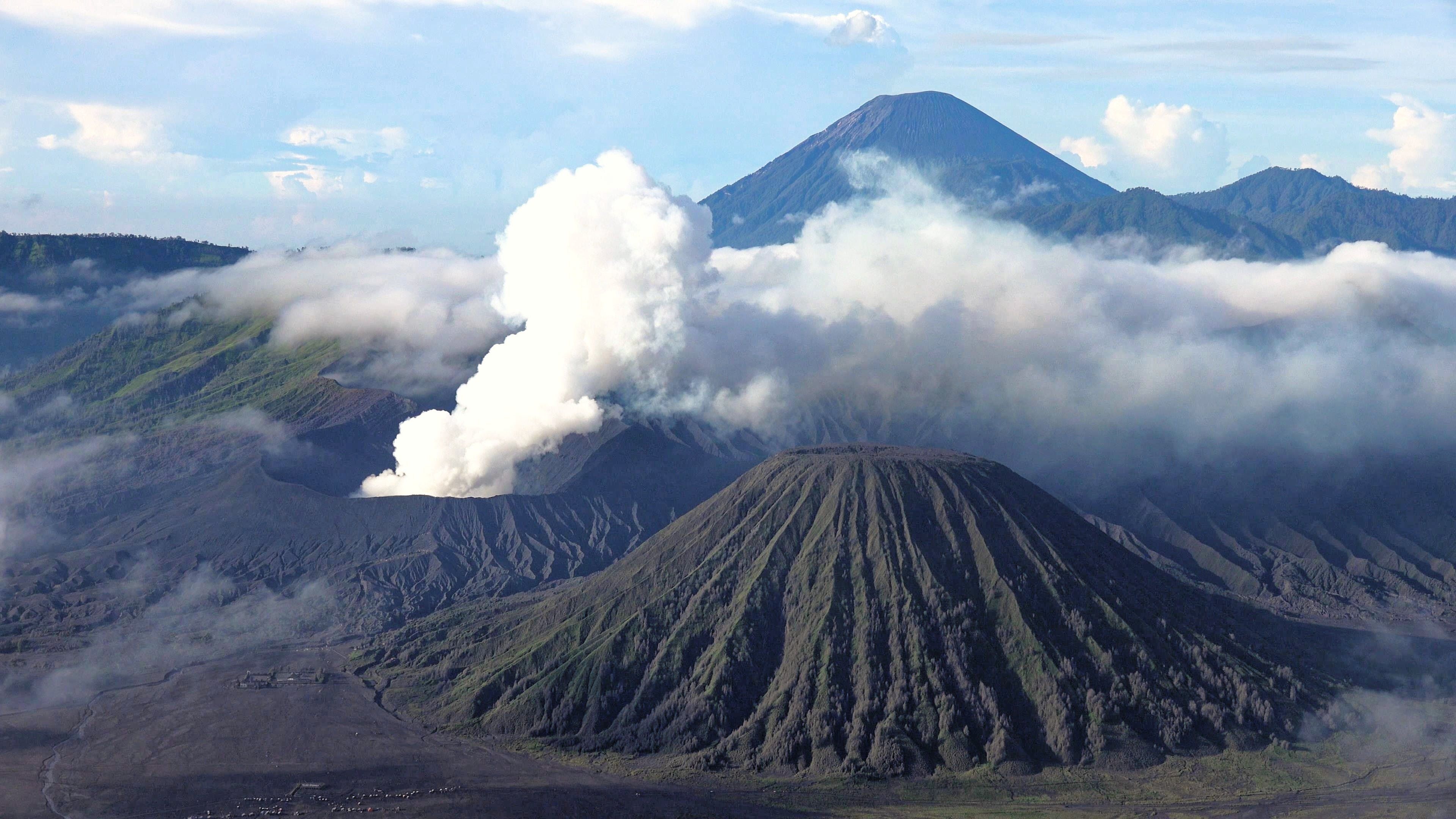 Bromo Tengger Semeru National Park, Indonesian beauty, Majestic volcanoes, Nature's grandeur, 3840x2160 4K Desktop