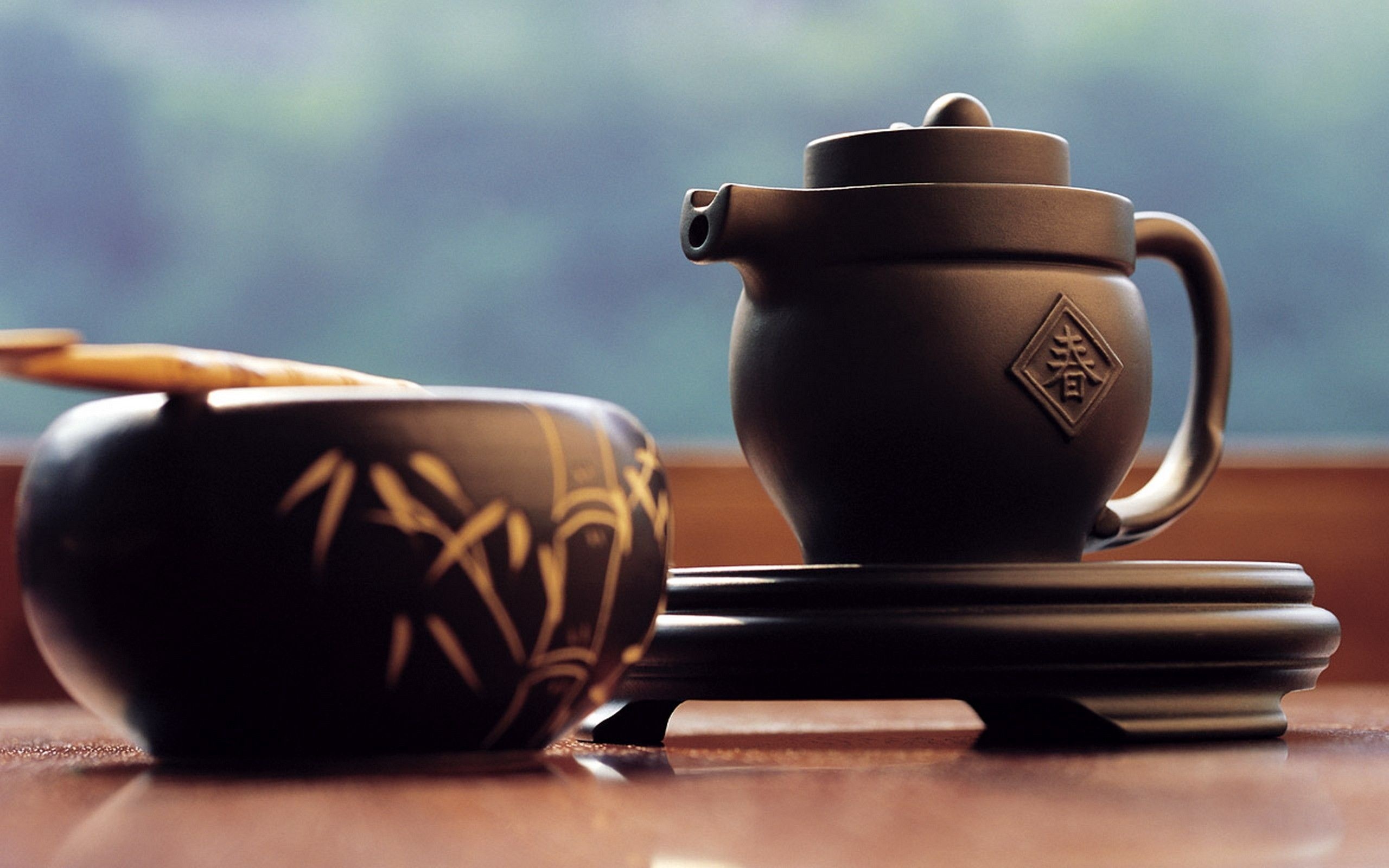 Tea: A popular Asian drink brewed from the leaves of the Camellia Sinensis plant. 2560x1600 HD Wallpaper.
