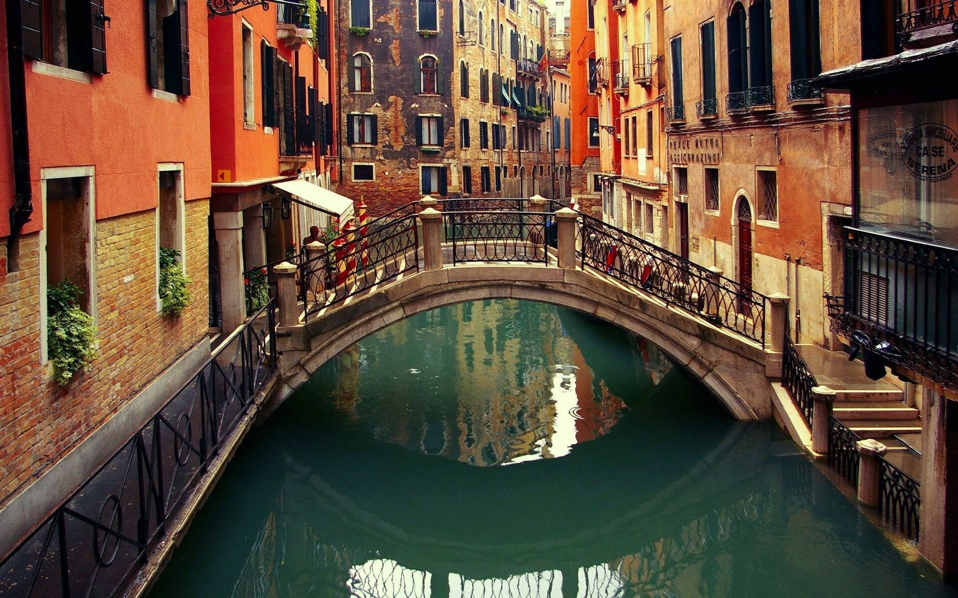 Italy: Venice, The country covers an area of 116,347 square miles. 1920x1200 HD Background.