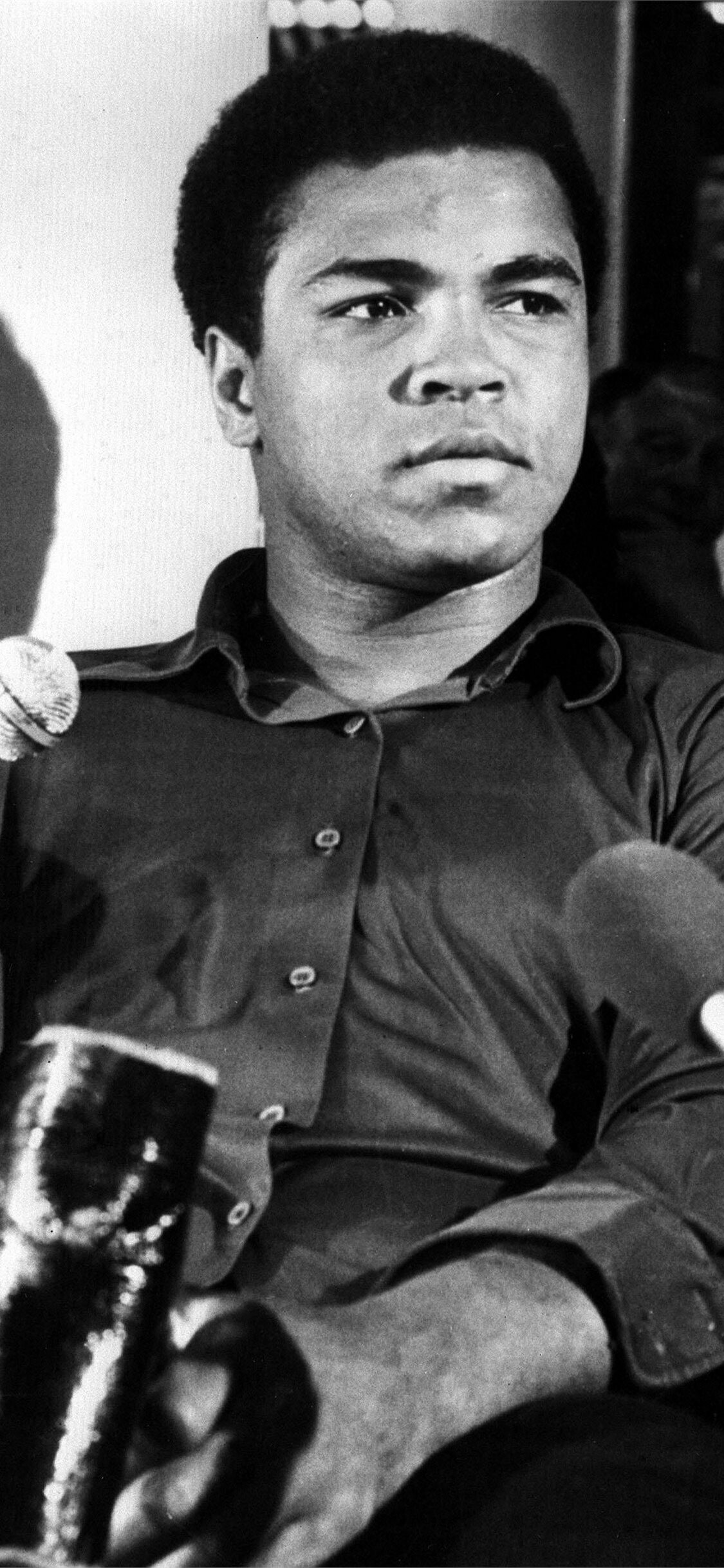Muhammad Ali: He fought Oscar Bonavena at Madison Square Garden in December 1970. 1130x2440 HD Background.