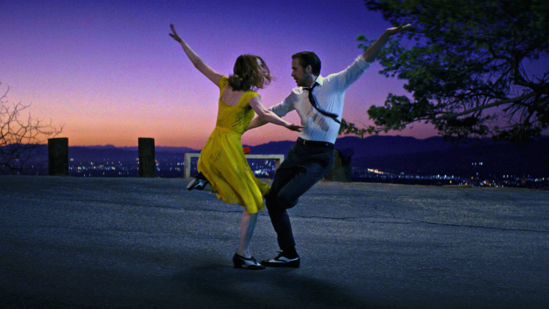 La La Land: Emma Stone and Ryan Gosling dancing in Griffith Park, Musical by Damien Chazelle. 1920x1080 Full HD Background.