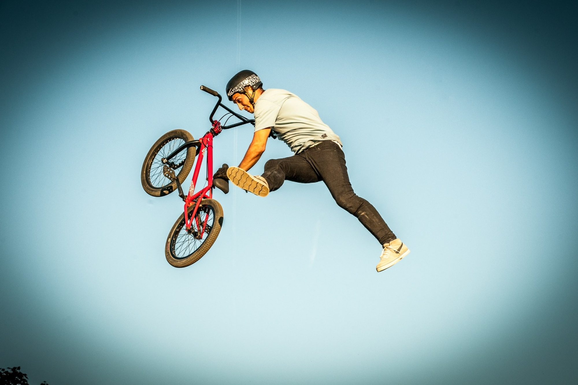 Man jump extreme sport, Spectacular tournament, Dangerous stunt, Mountain biking, 2000x1340 HD Desktop